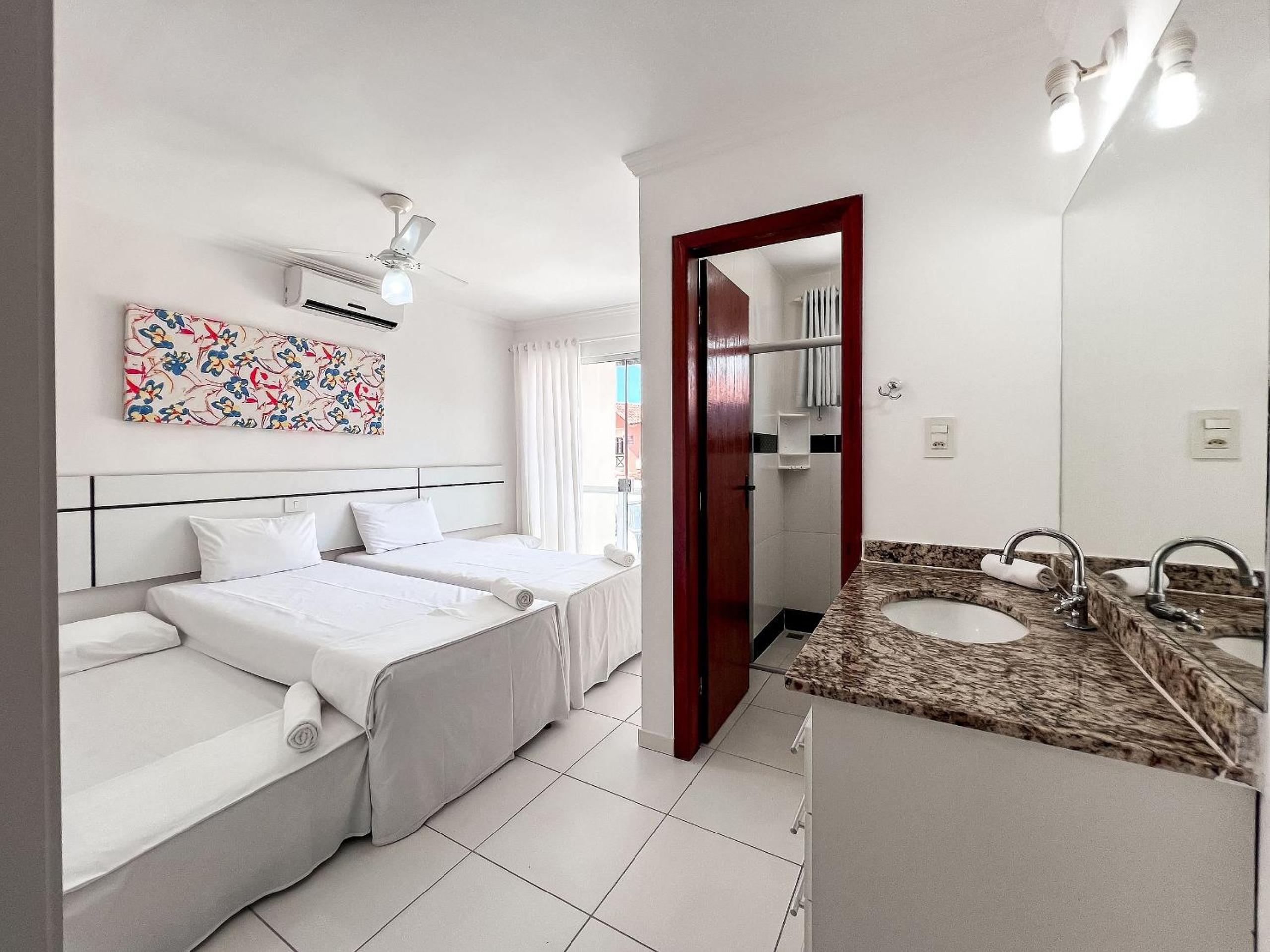 Casas no Residencial Mont Sião com 1, 2 ou 3 suítes (todas com ar condicionado) condomíno a poucos metros da praia de Taperapuã (Axé Moi), com 2 piscinas a