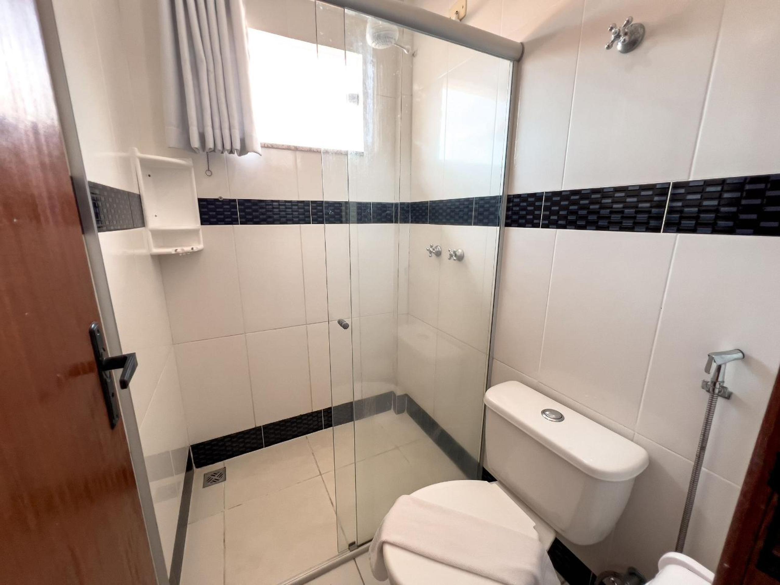 Casas no Residencial Mont Sião com 1, 2 ou 3 suítes (todas com ar condicionado) condomíno a poucos metros da praia de Taperapuã (Axé Moi), com 2 piscinas a