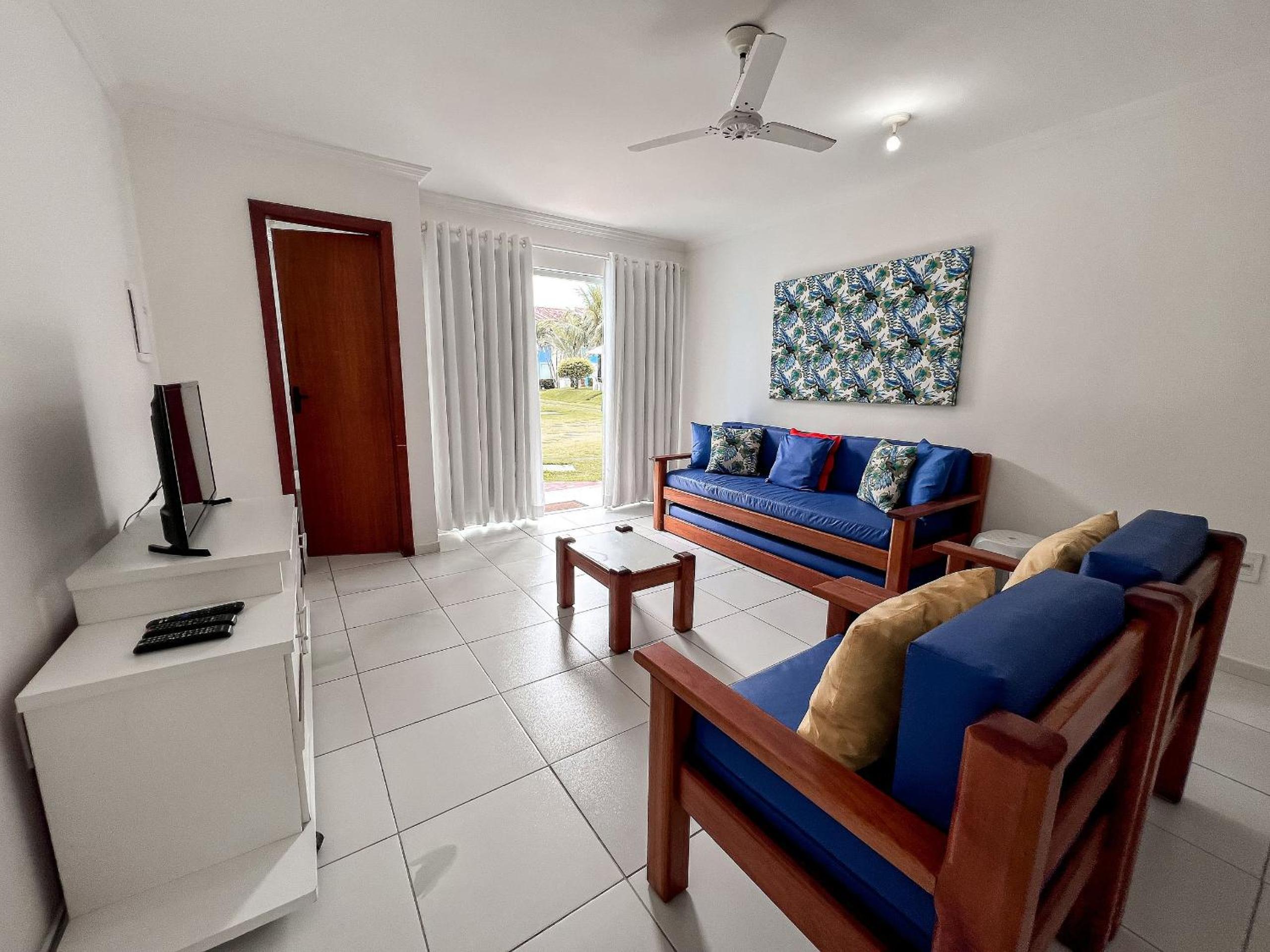 Casas no Residencial Mont Sião com 1, 2 ou 3 suítes (todas com ar condicionado) condomíno a poucos metros da praia de Taperapuã (Axé Moi), com 2 piscinas a