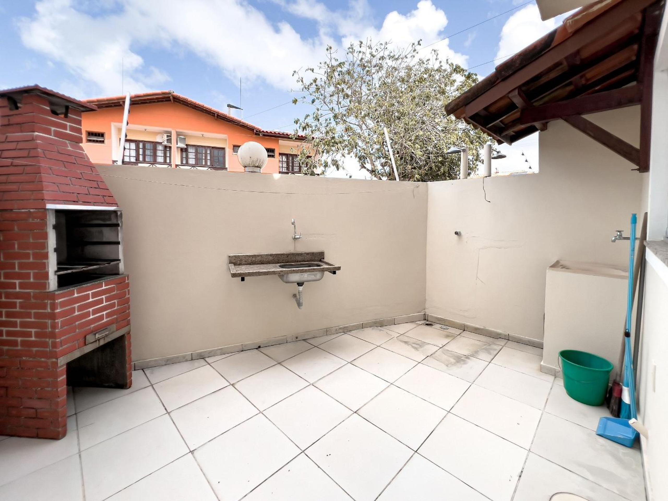 Casas no Residencial Mont Sião com 1, 2 ou 3 suítes (todas com ar condicionado) condomíno a poucos metros da praia de Taperapuã (Axé Moi), com 2 piscinas a