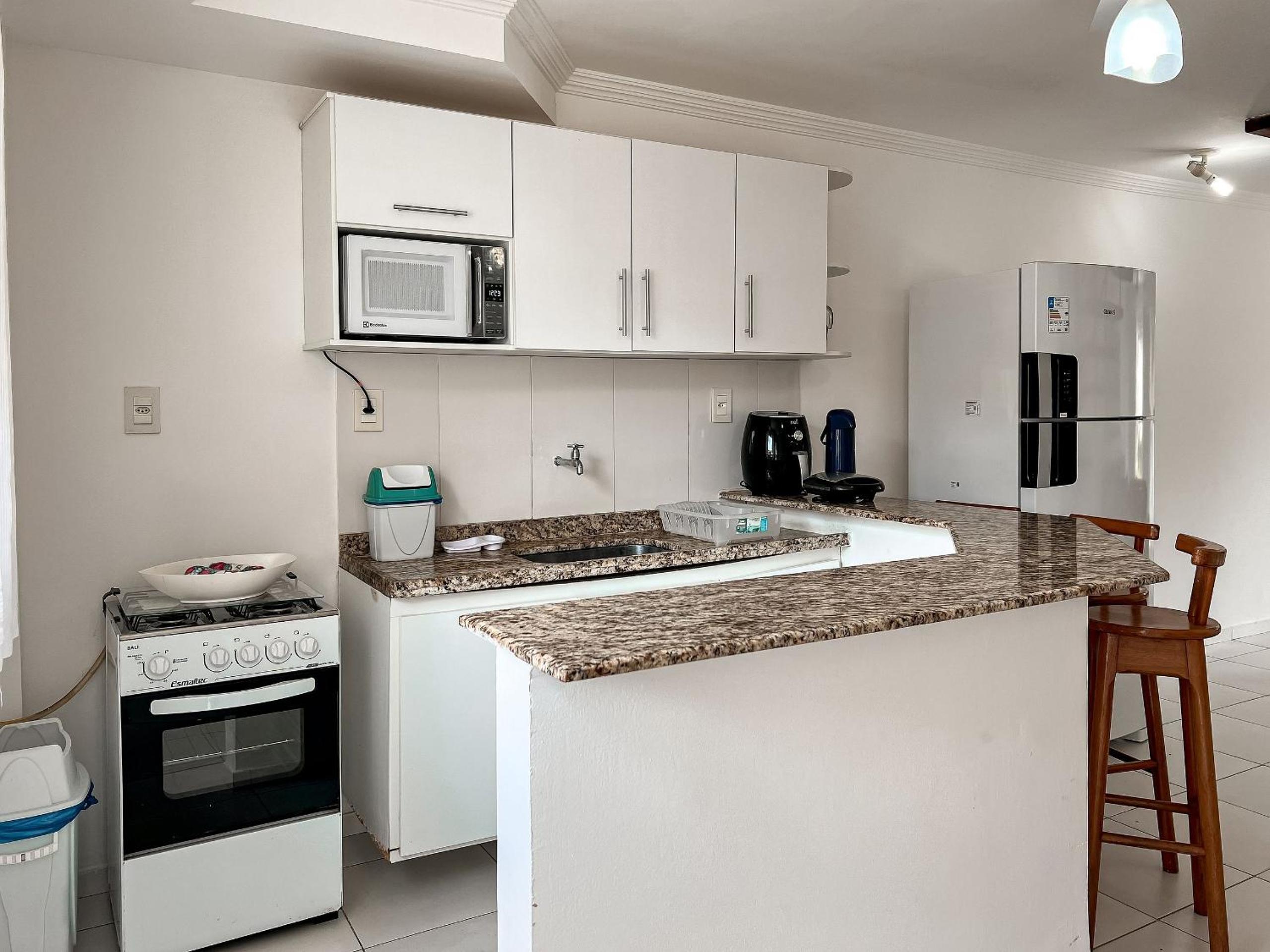 Casas no Residencial Mont Sião com 1, 2 ou 3 suítes (todas com ar condicionado) condomíno a poucos metros da praia de Taperapuã (Axé Moi), com 2 piscinas a
