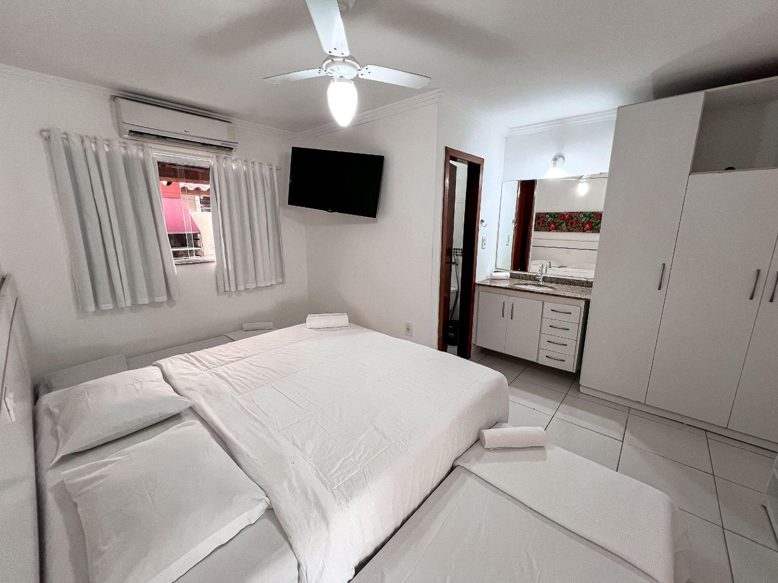 Casas no Residencial Mont Sião com 1, 2 ou 3 suítes (todas com ar condicionado) condomíno a poucos metros da praia de Taperapuã (Axé Moi), com 2 piscinas a
