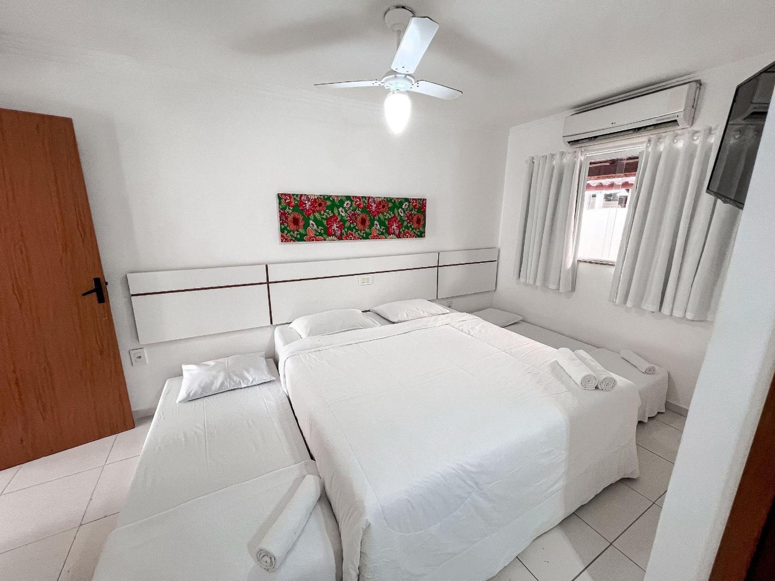 Casas no Residencial Mont Sião com 1, 2 ou 3 suítes (todas com ar condicionado) condomíno a poucos metros da praia de Taperapuã (Axé Moi), com 2 piscinas a