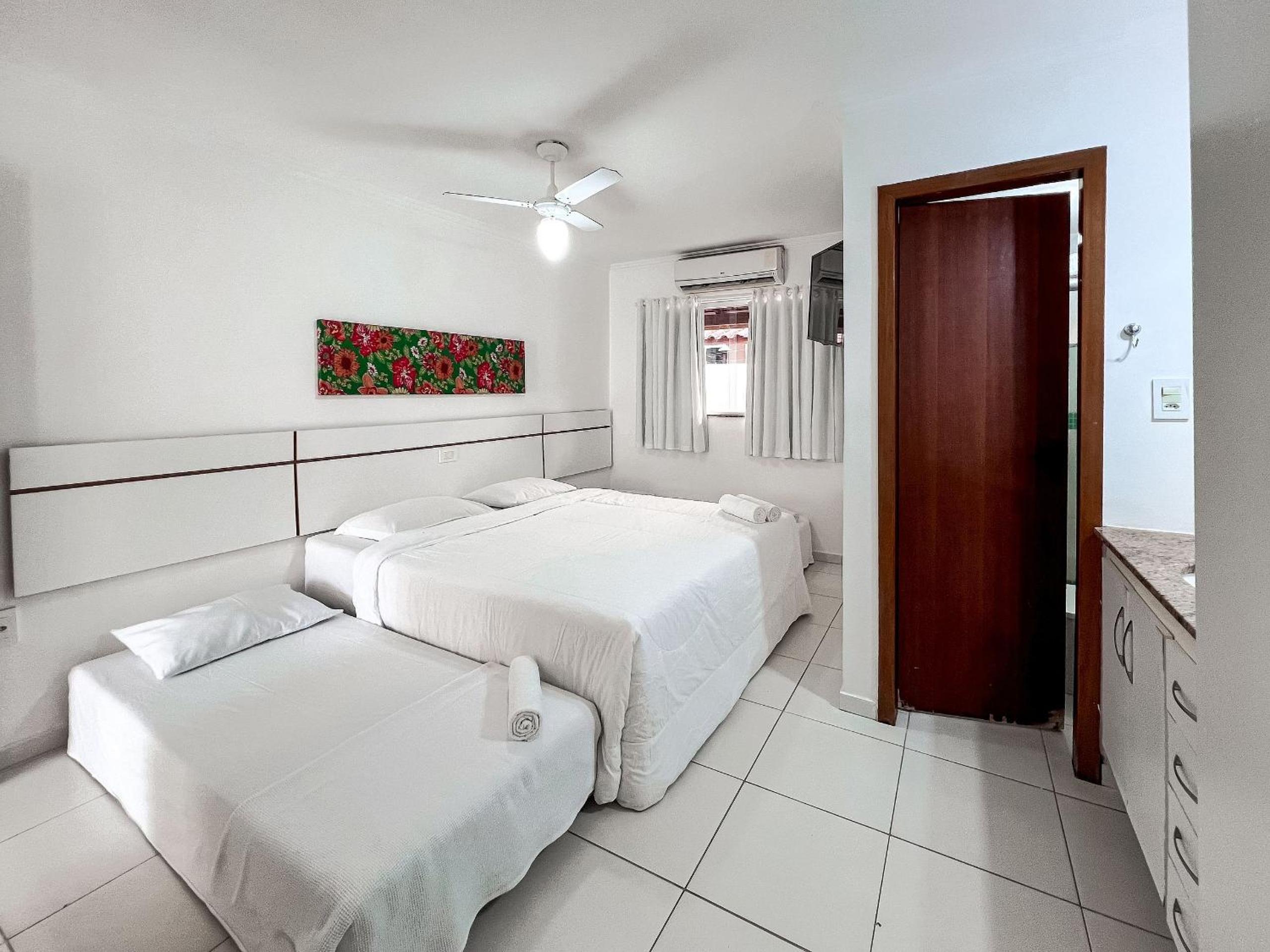 Casas no Residencial Mont Sião com 1, 2 ou 3 suítes (todas com ar condicionado) condomíno a poucos metros da praia de Taperapuã (Axé Moi), com 2 piscinas a