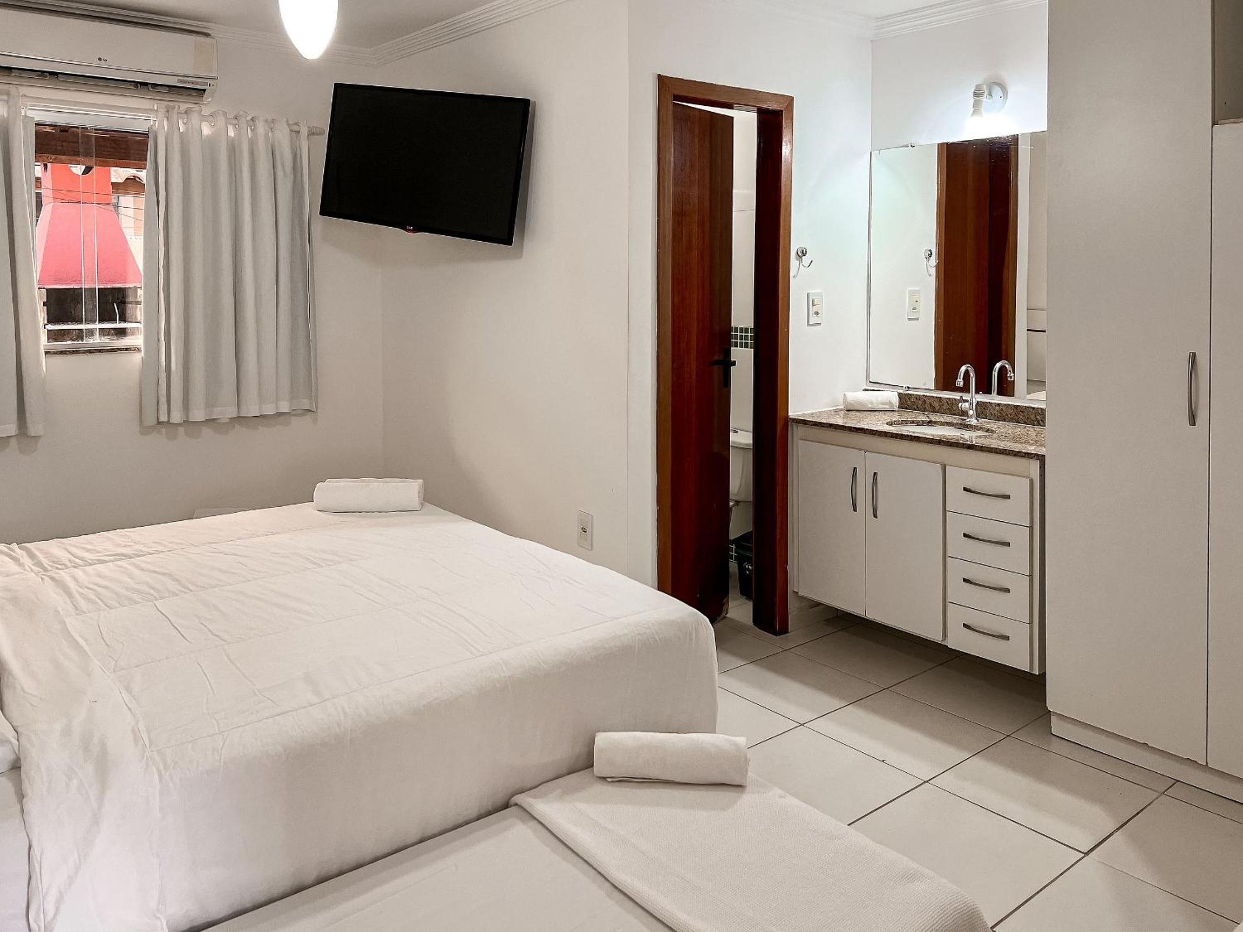 Casas no Residencial Mont Sião com 1, 2 ou 3 suítes (todas com ar condicionado) condomíno a poucos metros da praia de Taperapuã (Axé Moi), com 2 piscinas a