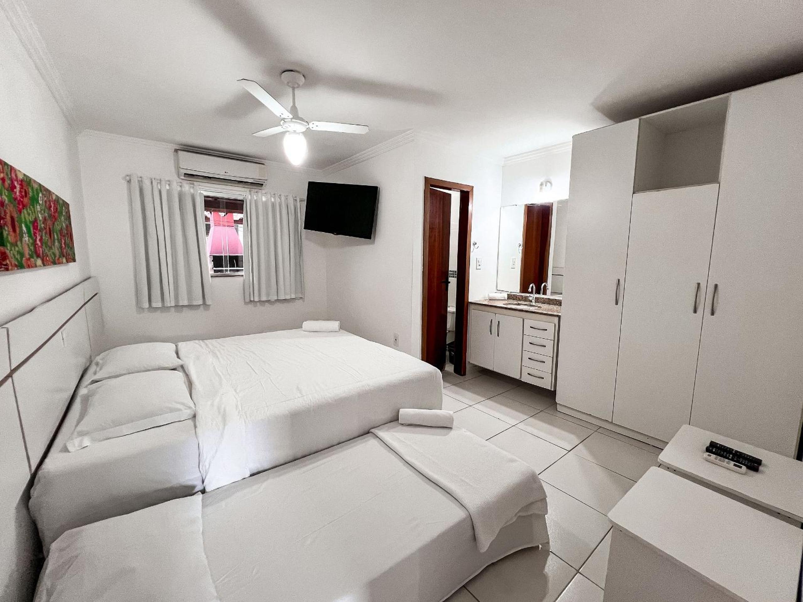 Casas no Residencial Mont Sião com 1, 2 ou 3 suítes (todas com ar condicionado) condomíno a poucos metros da praia de Taperapuã (Axé Moi), com 2 piscinas a