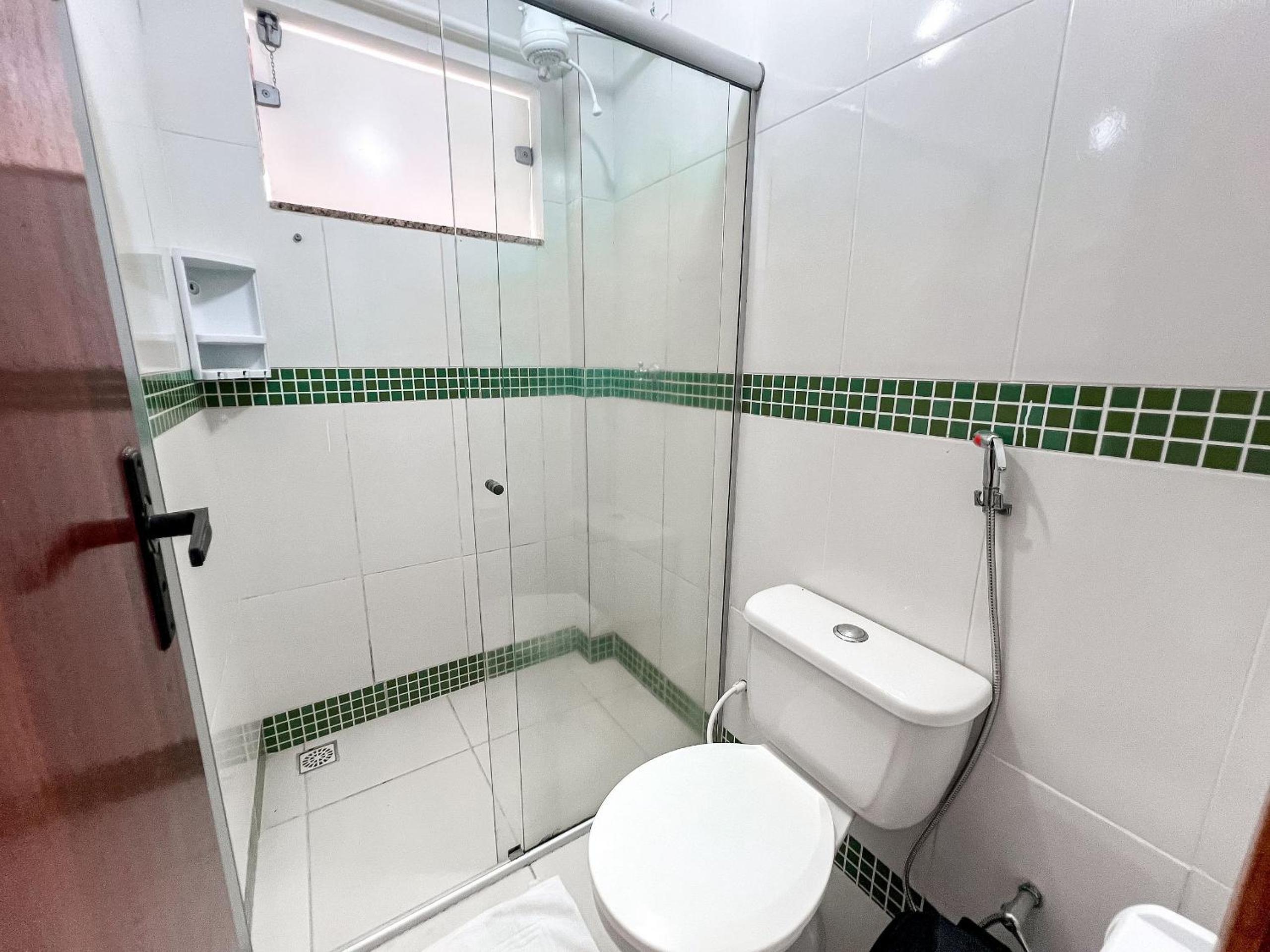Casas no Residencial Mont Sião com 1, 2 ou 3 suítes (todas com ar condicionado) condomíno a poucos metros da praia de Taperapuã (Axé Moi), com 2 piscinas a