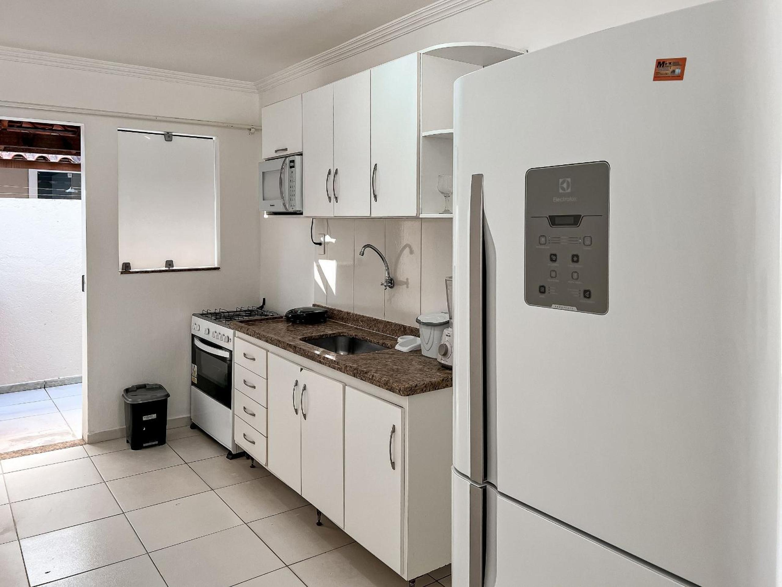 Casas no Residencial Mont Sião com 1, 2 ou 3 suítes (todas com ar condicionado) condomíno a poucos metros da praia de Taperapuã (Axé Moi), com 2 piscinas a