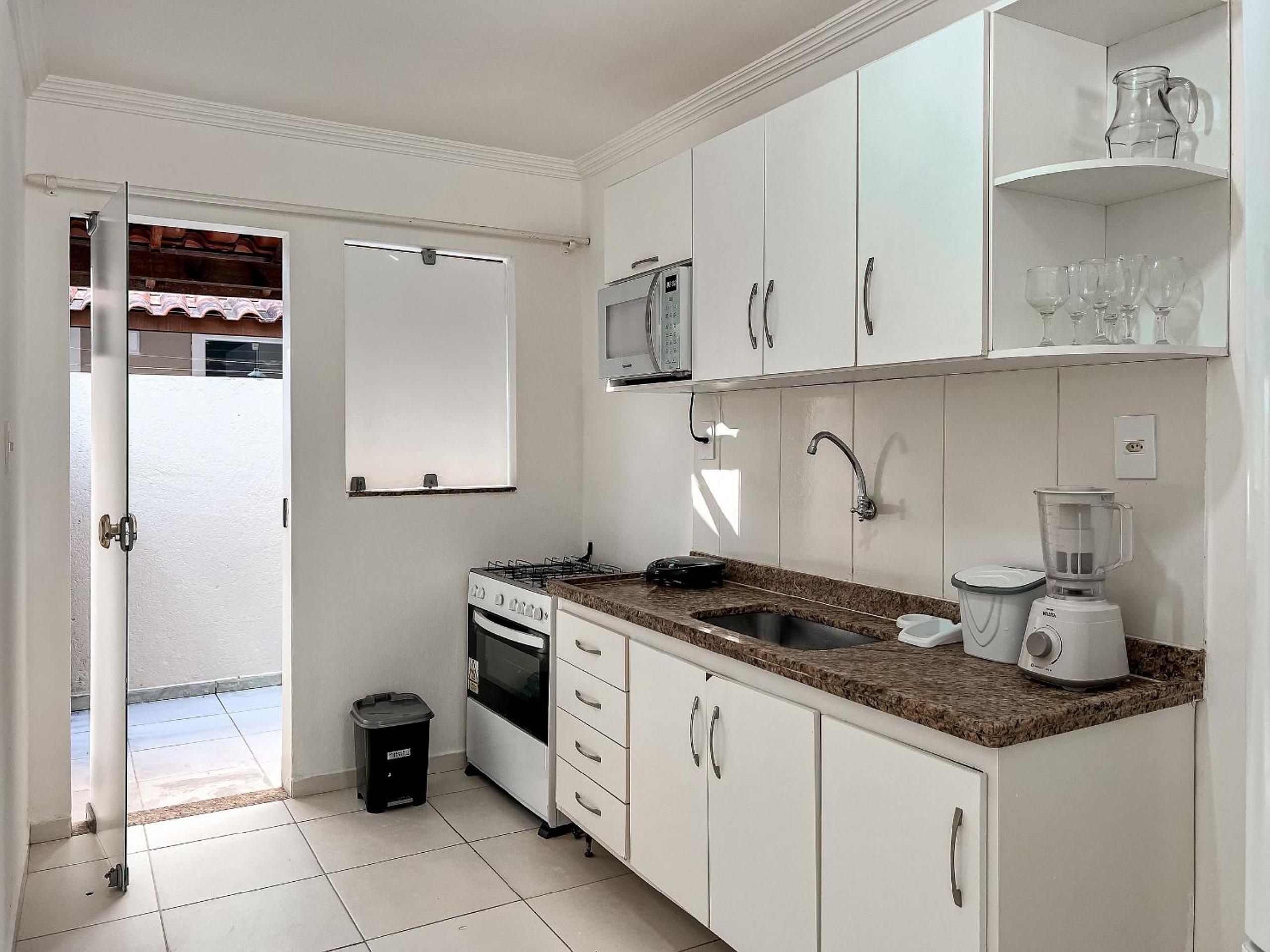 Casas no Residencial Mont Sião com 1, 2 ou 3 suítes (todas com ar condicionado) condomíno a poucos metros da praia de Taperapuã (Axé Moi), com 2 piscinas a