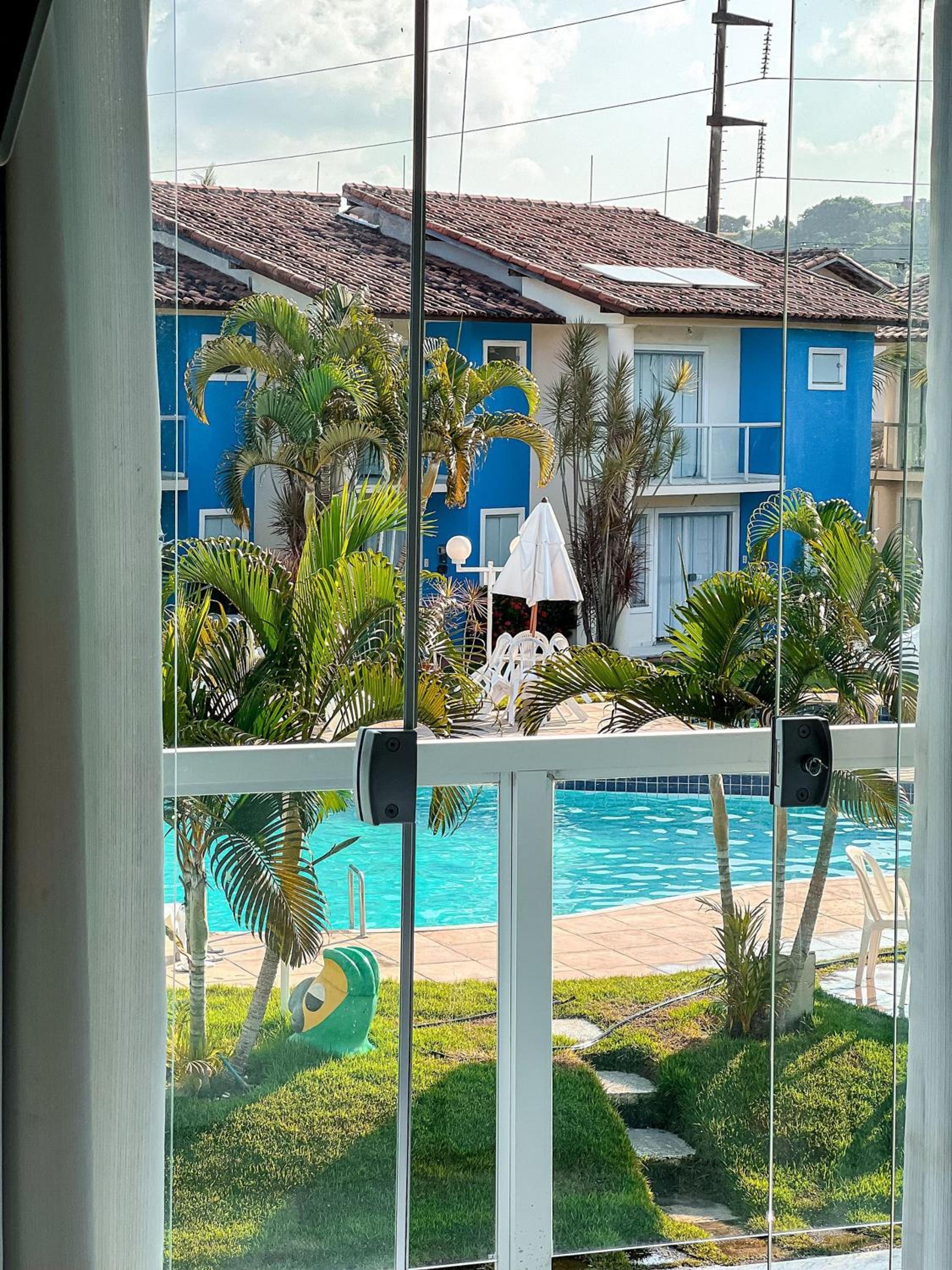 Casas no Residencial Mont Sião com 1, 2 ou 3 suítes (todas com ar condicionado) condomíno a poucos metros da praia de Taperapuã (Axé Moi), com 2 piscinas a