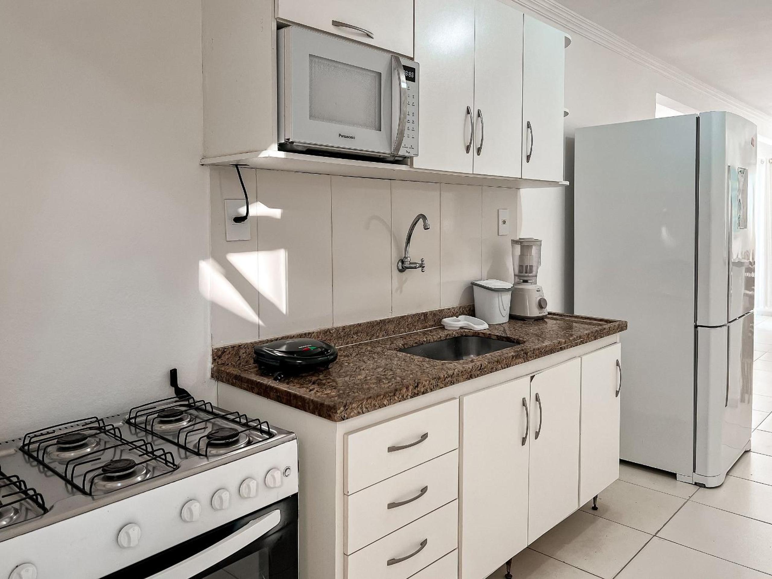Casas no Residencial Mont Sião com 1, 2 ou 3 suítes (todas com ar condicionado) condomíno a poucos metros da praia de Taperapuã (Axé Moi), com 2 piscinas a