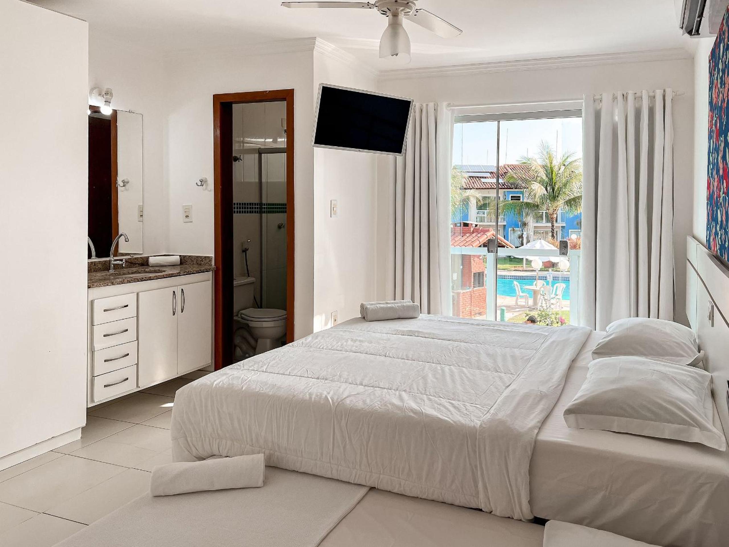 Casas no Residencial Mont Sião com 1, 2 ou 3 suítes (todas com ar condicionado) condomíno a poucos metros da praia de Taperapuã (Axé Moi), com 2 piscinas a
