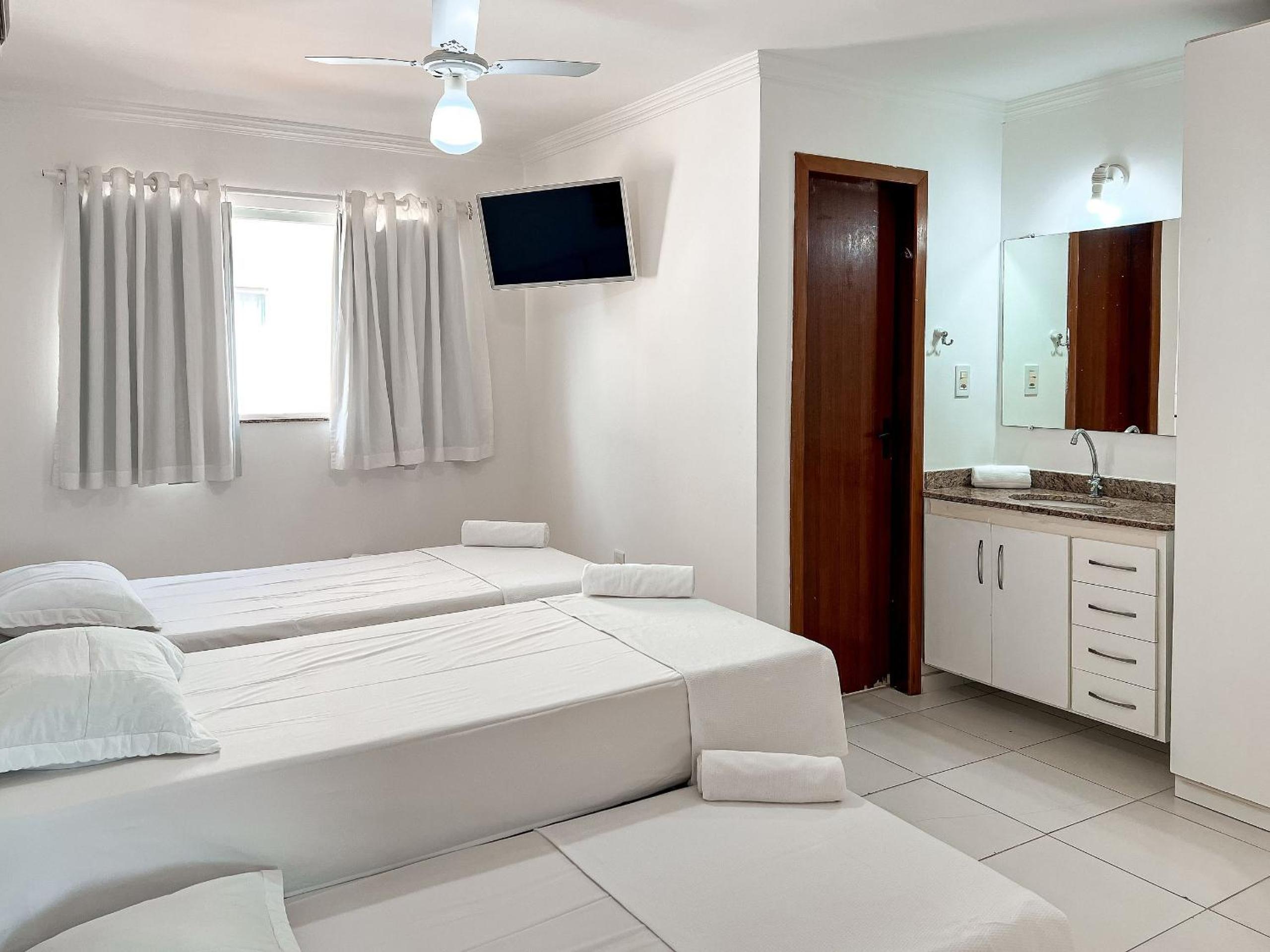 Casas no Residencial Mont Sião com 1, 2 ou 3 suítes (todas com ar condicionado) condomíno a poucos metros da praia de Taperapuã (Axé Moi), com 2 piscinas a