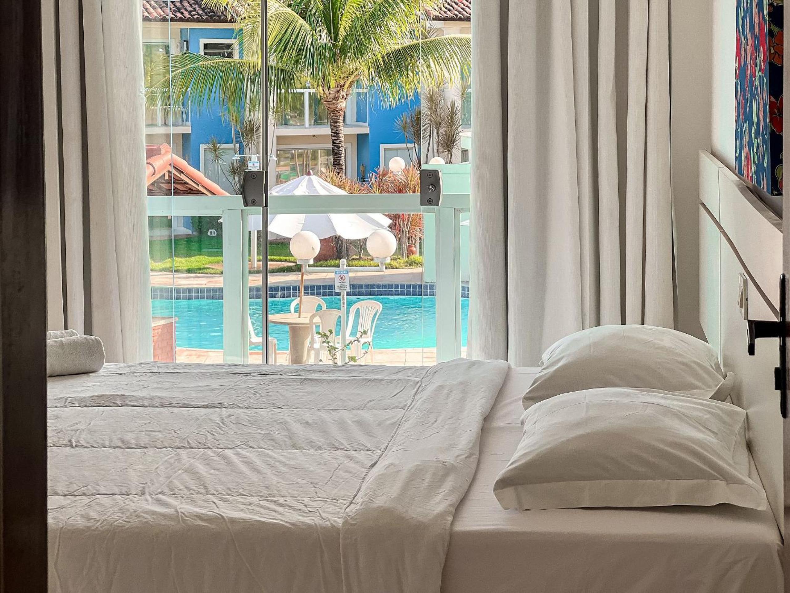 Casas no Residencial Mont Sião com 1, 2 ou 3 suítes (todas com ar condicionado) condomíno a poucos metros da praia de Taperapuã (Axé Moi), com 2 piscinas a