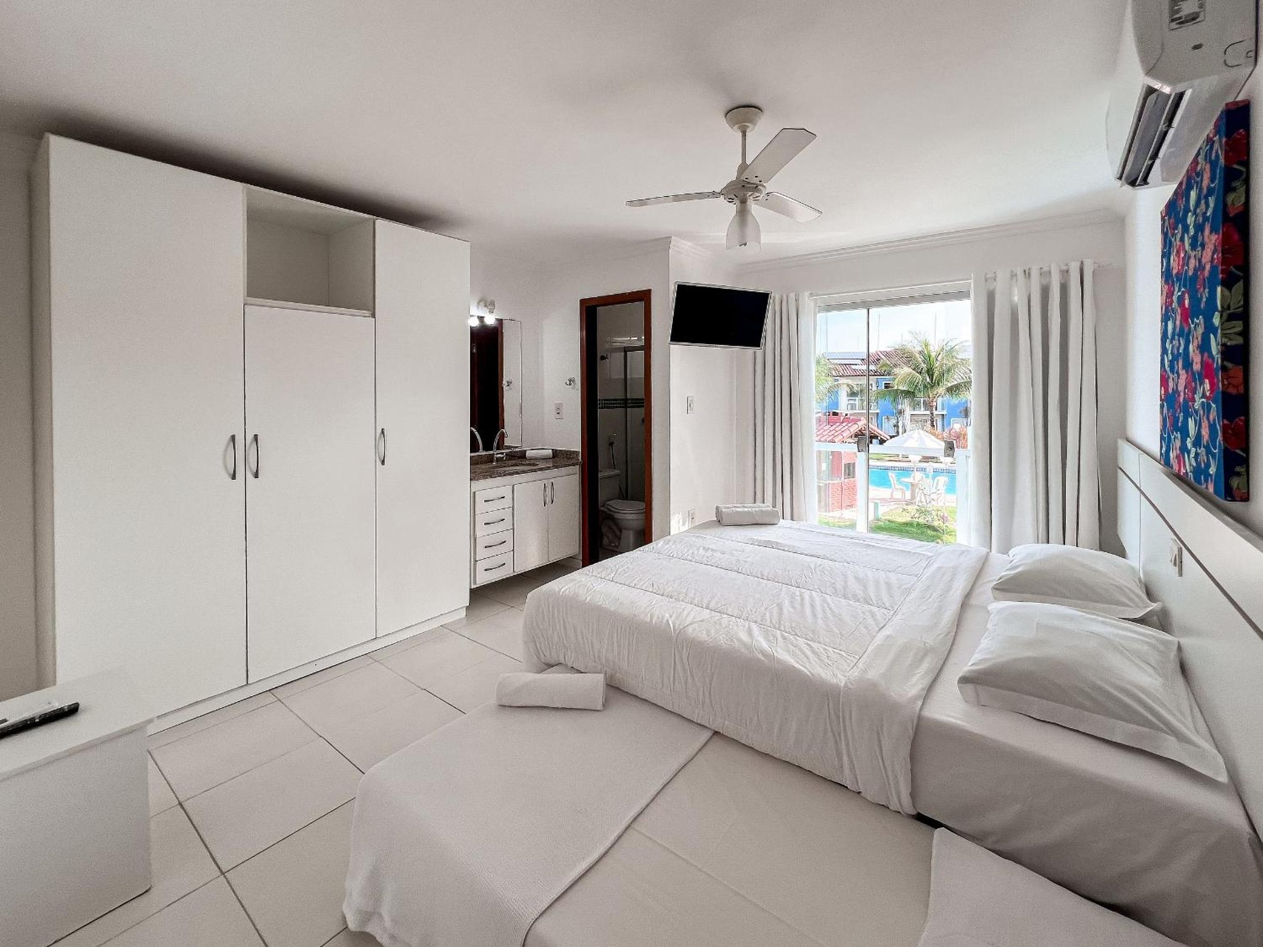 Casas no Residencial Mont Sião com 1, 2 ou 3 suítes (todas com ar condicionado) condomíno a poucos metros da praia de Taperapuã (Axé Moi), com 2 piscinas a
