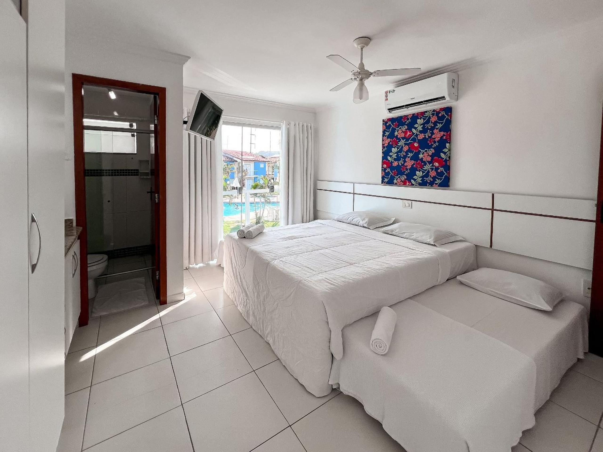 Casas no Residencial Mont Sião com 1, 2 ou 3 suítes (todas com ar condicionado) condomíno a poucos metros da praia de Taperapuã (Axé Moi), com 2 piscinas a