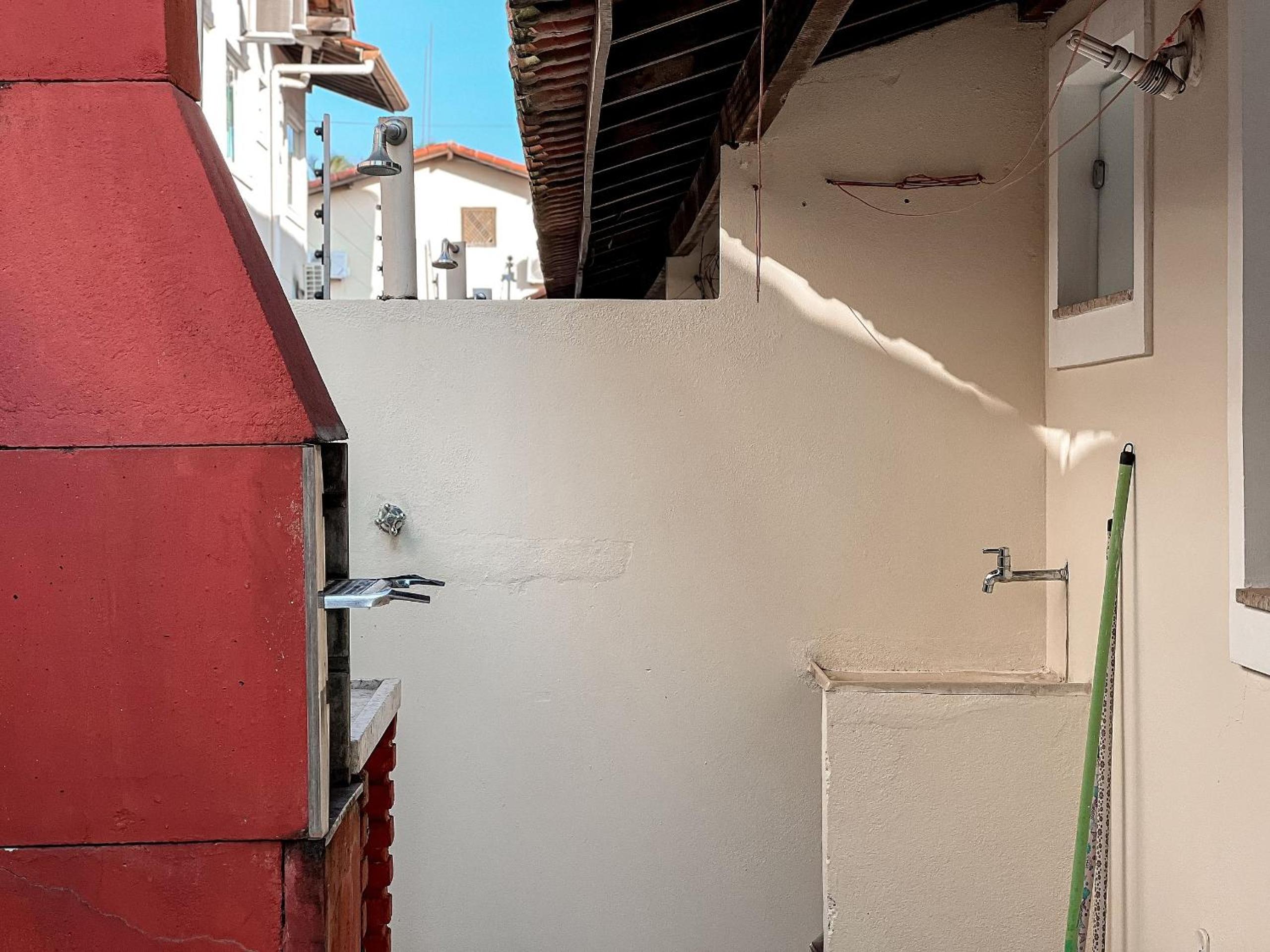 Casas no Residencial Mont Sião com 1, 2 ou 3 suítes (todas com ar condicionado) condomíno a poucos metros da praia de Taperapuã (Axé Moi), com 2 piscinas a