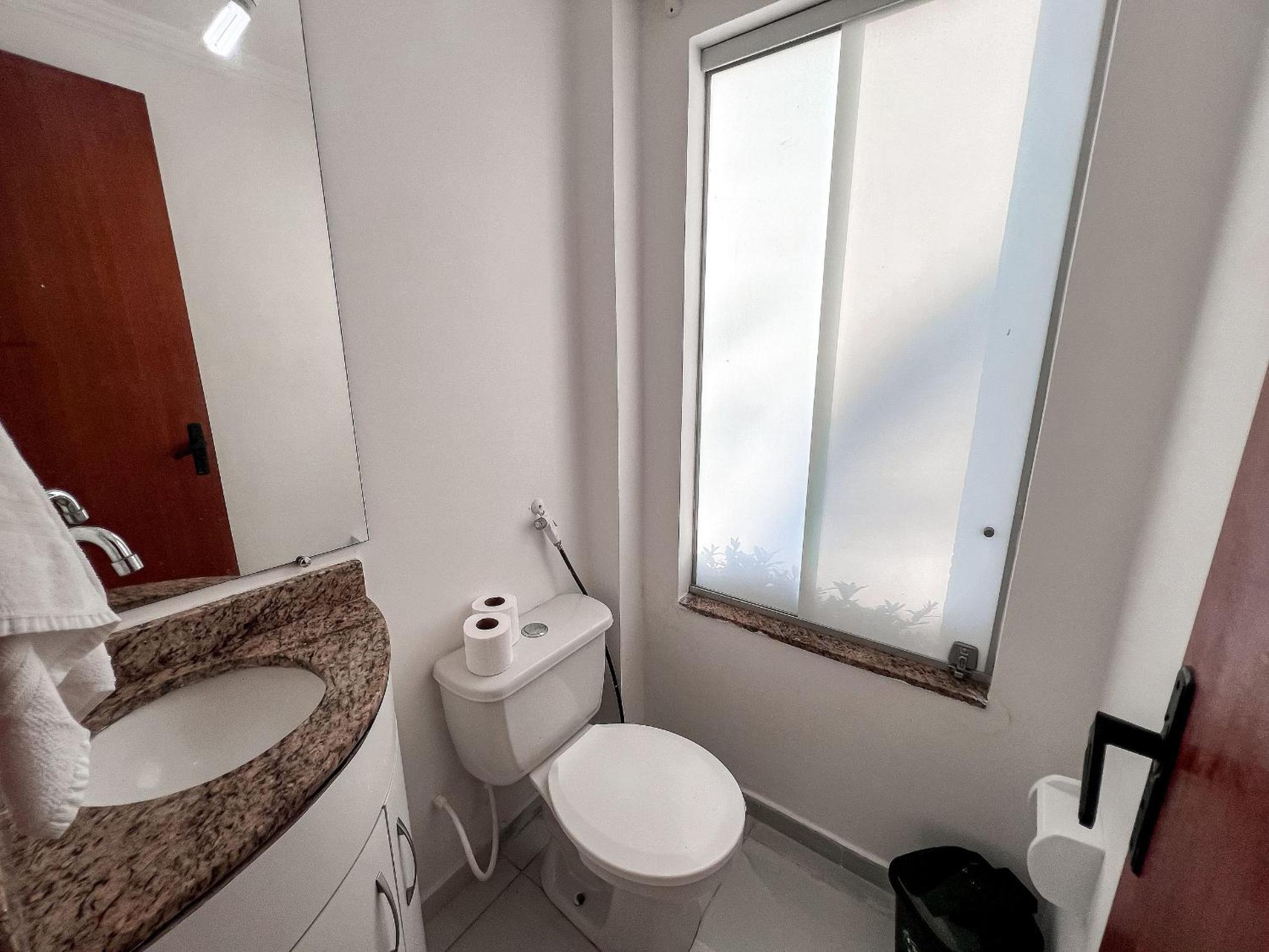 Casas no Residencial Mont Sião com 1, 2 ou 3 suítes (todas com ar condicionado) condomíno a poucos metros da praia de Taperapuã (Axé Moi), com 2 piscinas a