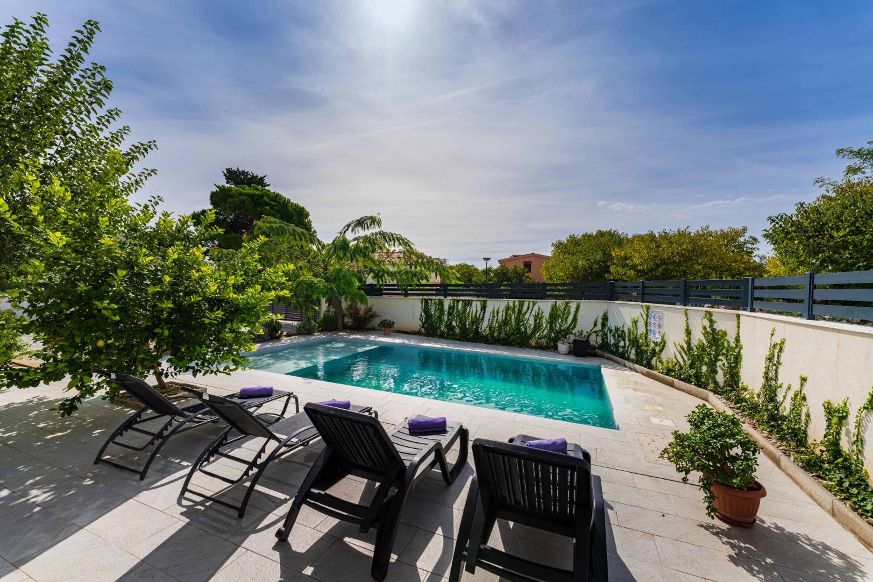 Apartment with Pool & Balcony - Walk to Beach - Free Parking A1 view 4