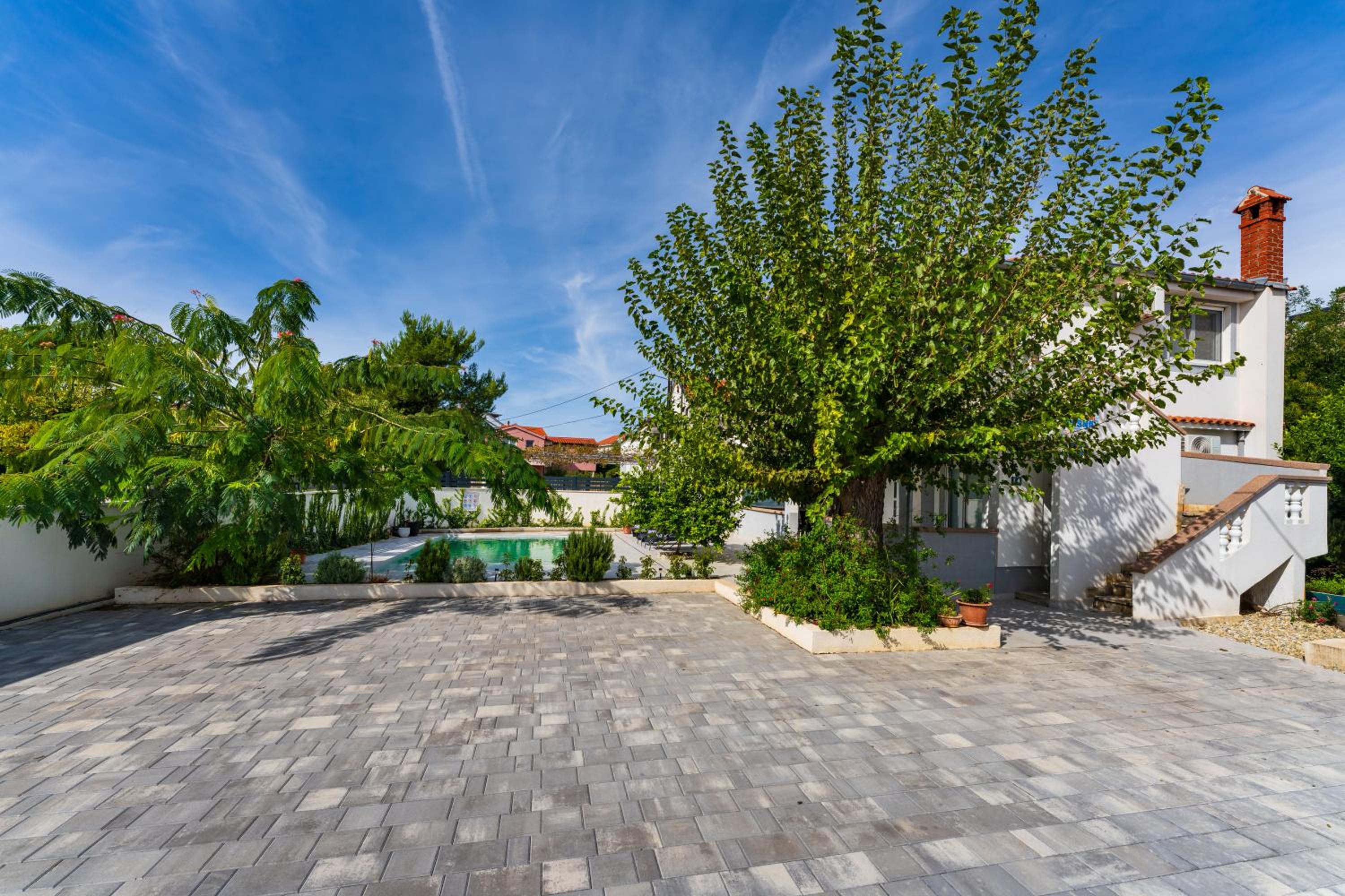 Apartment with Pool & Balcony - Walk to Beach - Free Parking A1 view 2