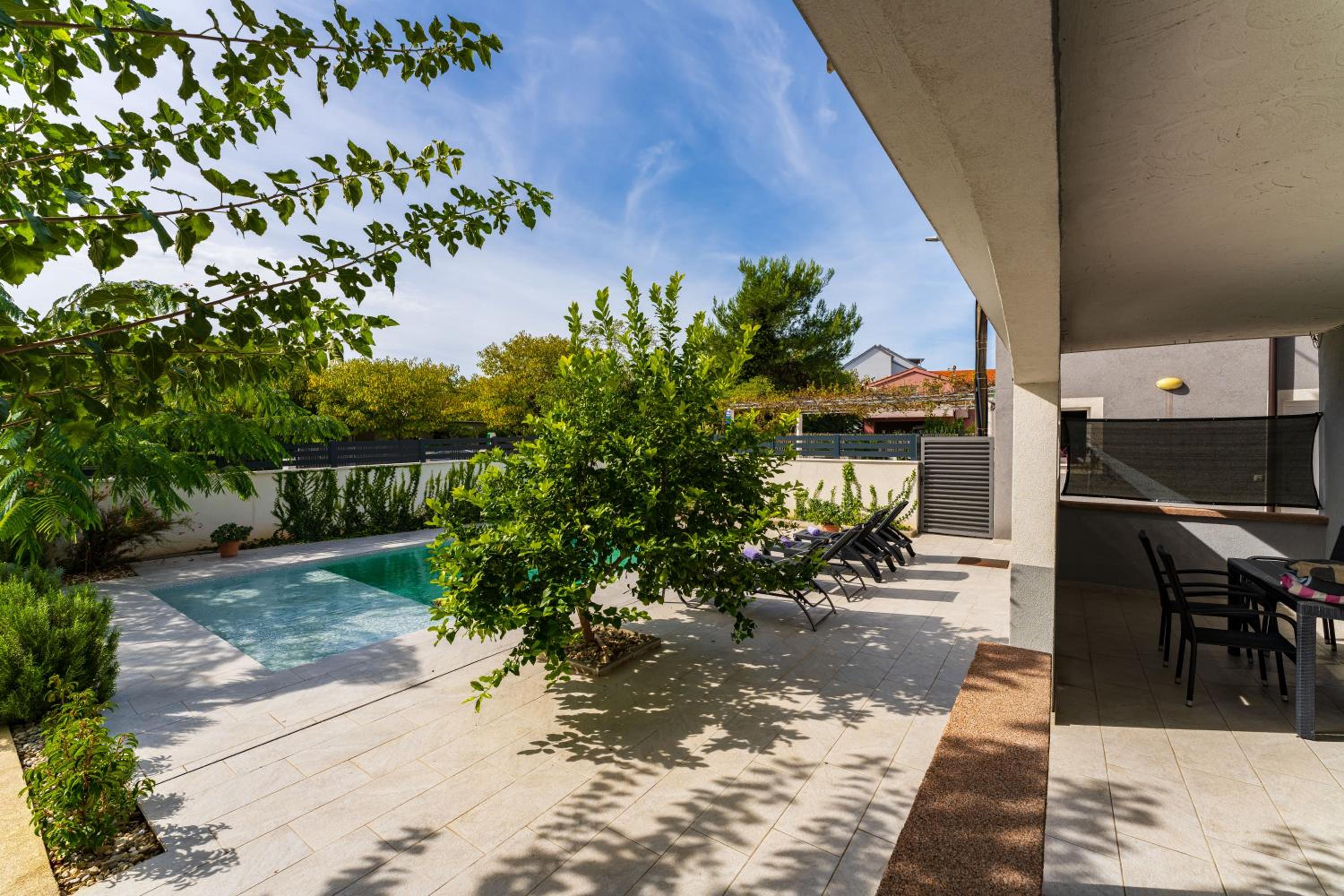 Apartment with Pool & Balcony - Walk to Beach - Free Parking A1 view 5