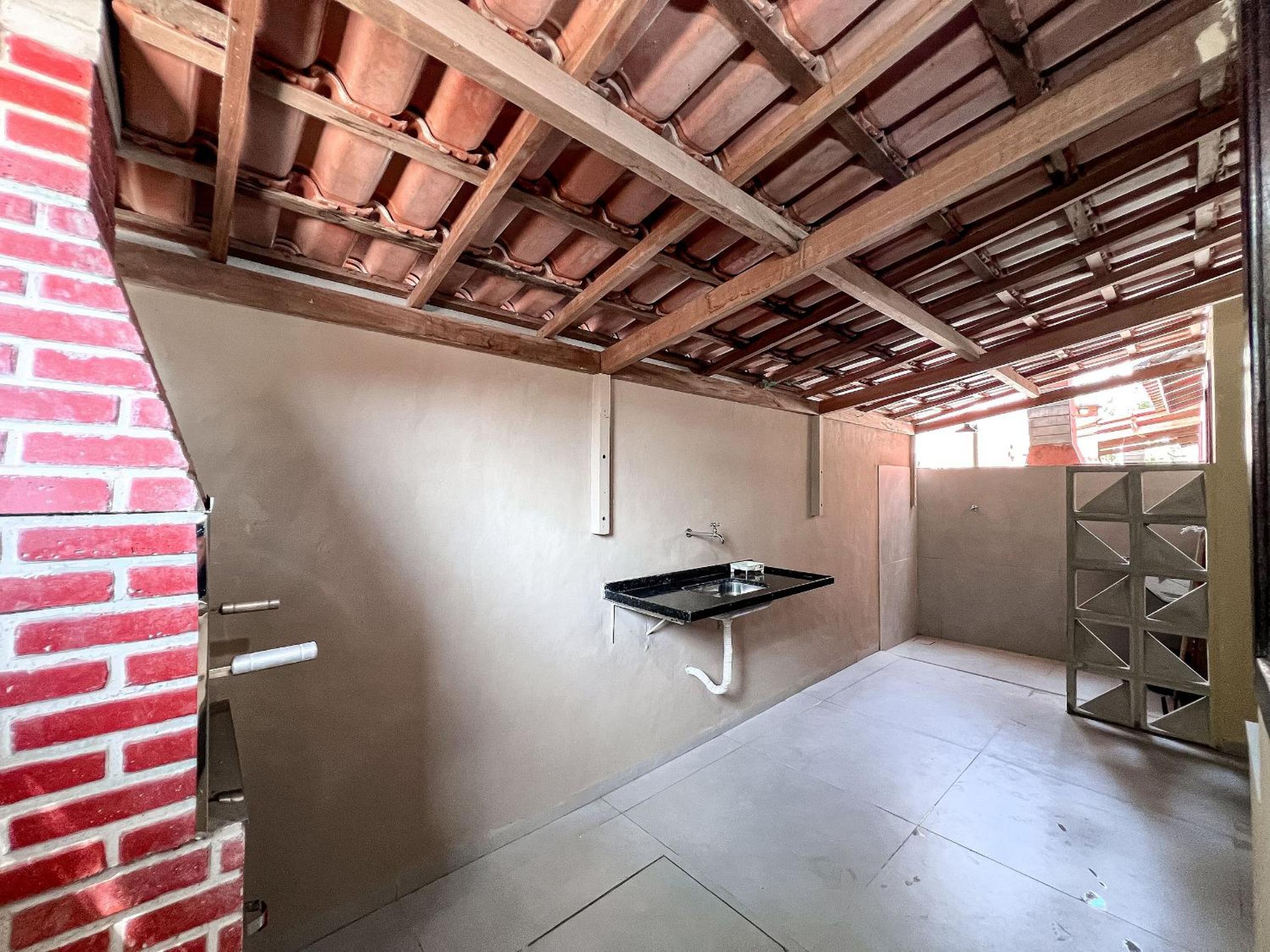 Casas com 2 ou 3 suítes (todas com ar split), com internet privativa 300MBPSno Residencial Nazareth, localizado a aproximadamente 80m da praia de Taperapuã