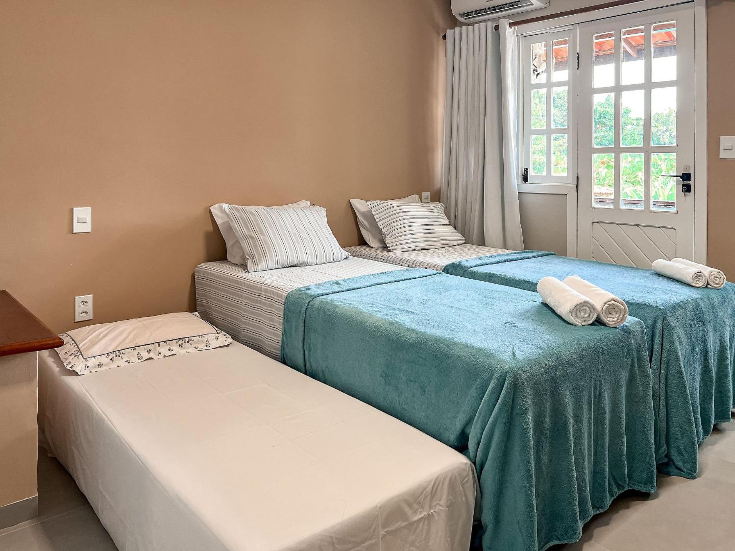 Casas com 2 ou 3 suítes (todas com ar split), com internet privativa 300MBPSno Residencial Nazareth, localizado a aproximadamente 80m da praia de Taperapuã