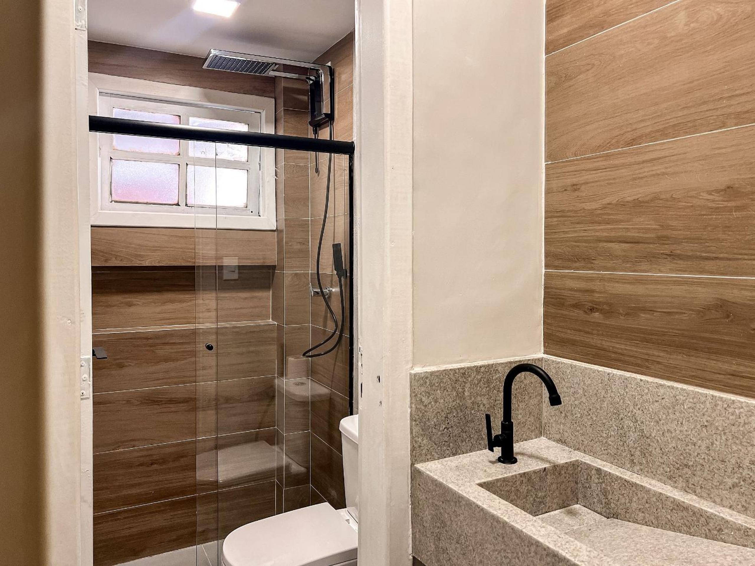 Casas com 2 ou 3 suítes (todas com ar split), com internet privativa 300MBPSno Residencial Nazareth, localizado a aproximadamente 80m da praia de Taperapuã