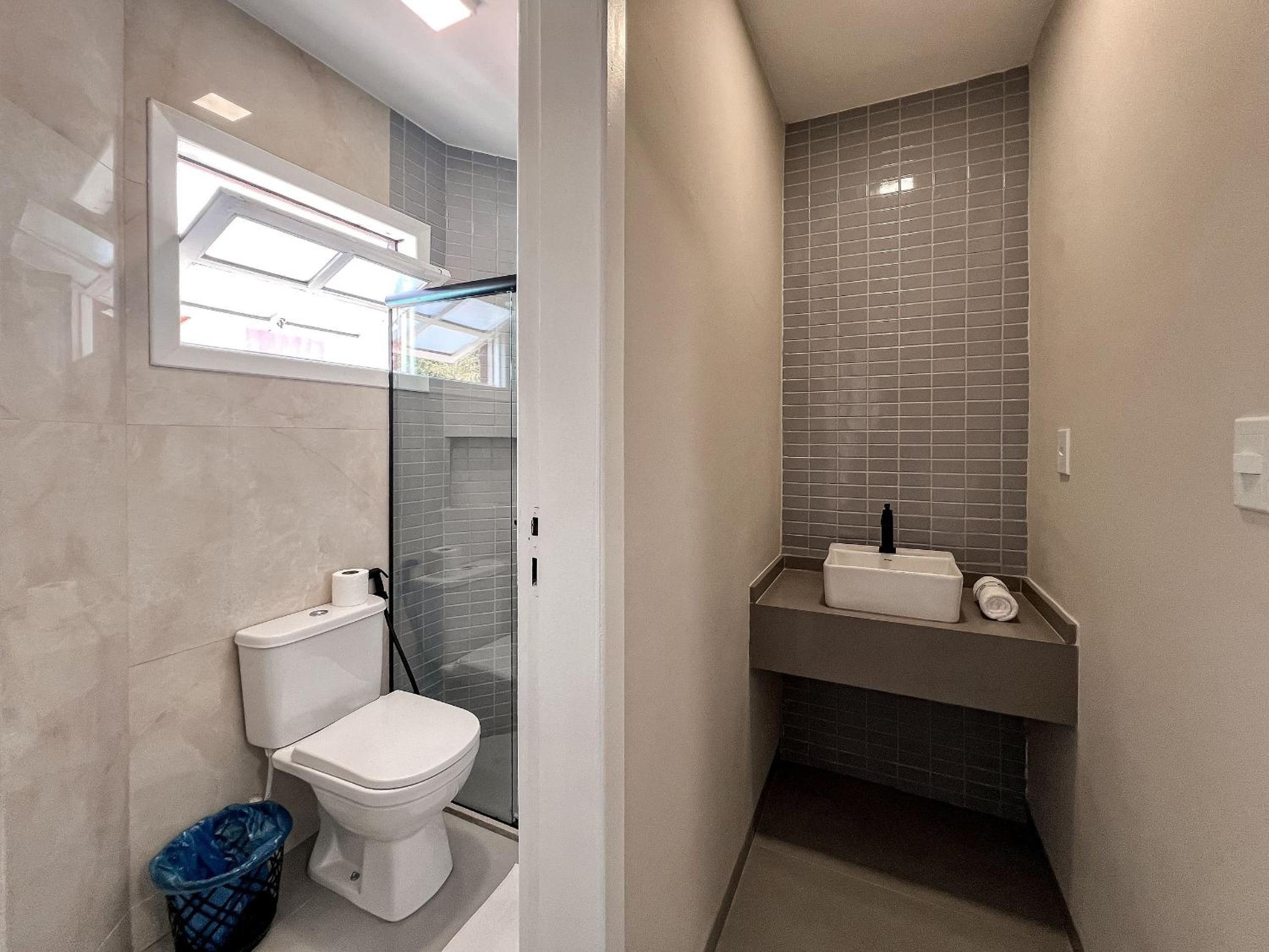 Casas com 2 ou 3 suítes (todas com ar split), com internet privativa 300MBPSno Residencial Nazareth, localizado a aproximadamente 80m da praia de Taperapuã
