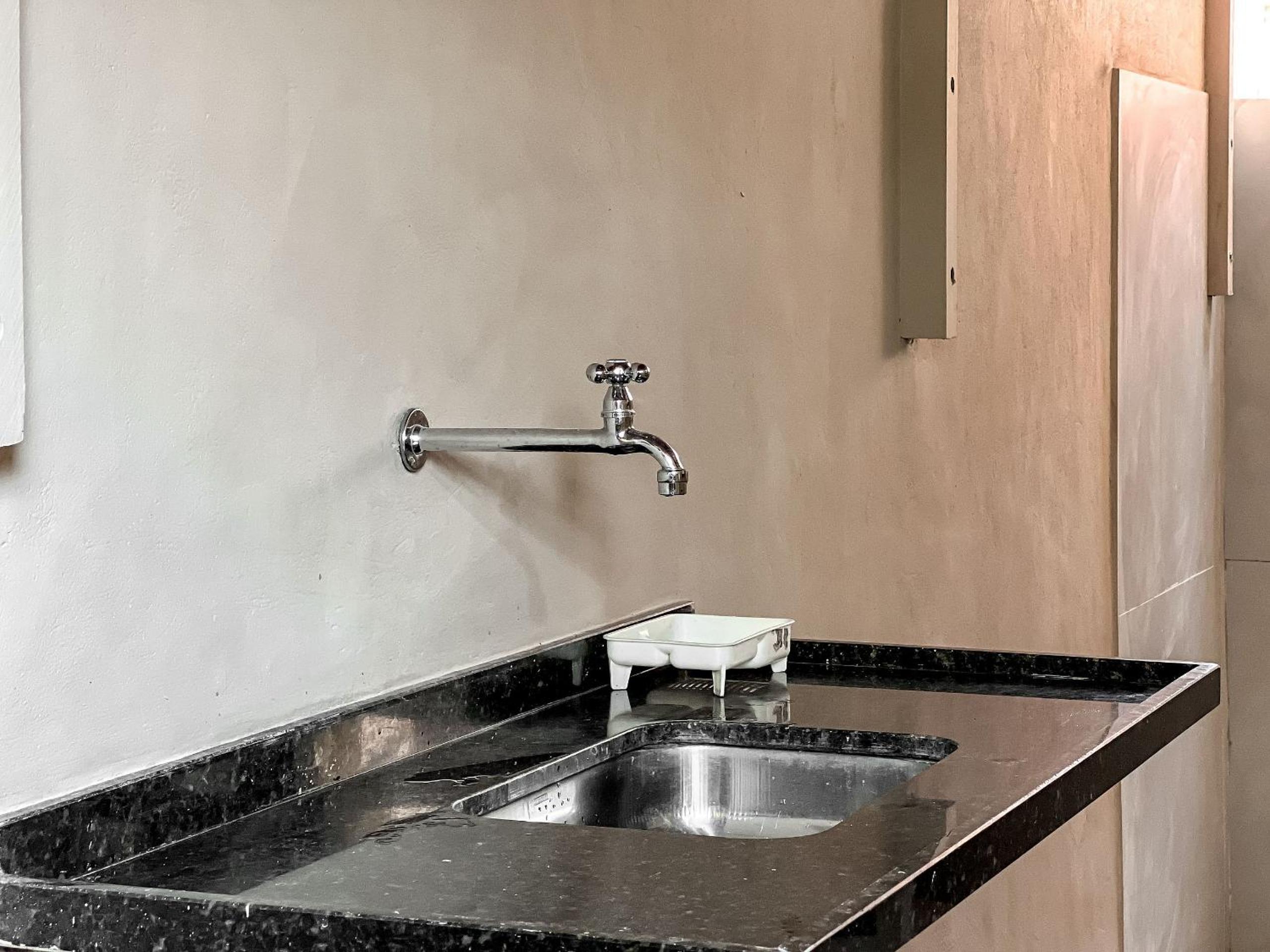 Casas com 2 ou 3 suítes (todas com ar split), com internet privativa 300MBPSno Residencial Nazareth, localizado a aproximadamente 80m da praia de Taperapuã