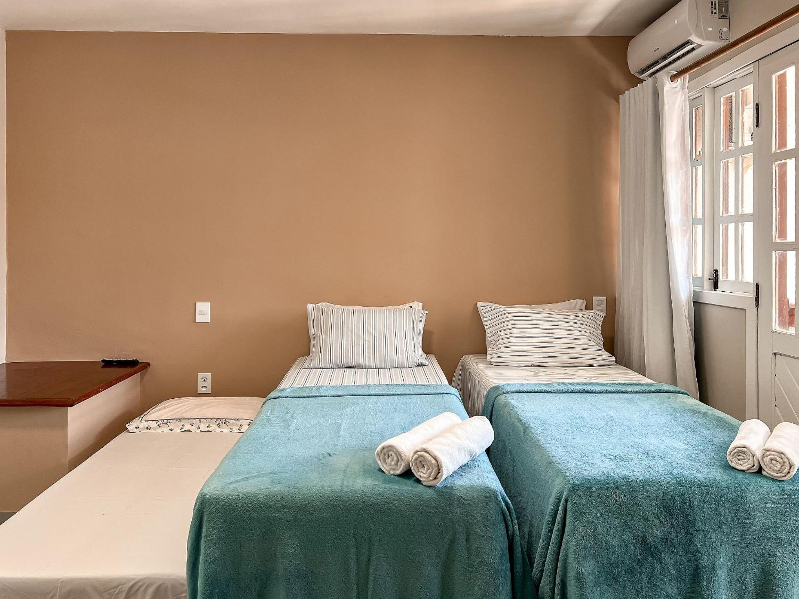 Casas com 2 ou 3 suítes (todas com ar split), com internet privativa 300MBPSno Residencial Nazareth, localizado a aproximadamente 80m da praia de Taperapuã
