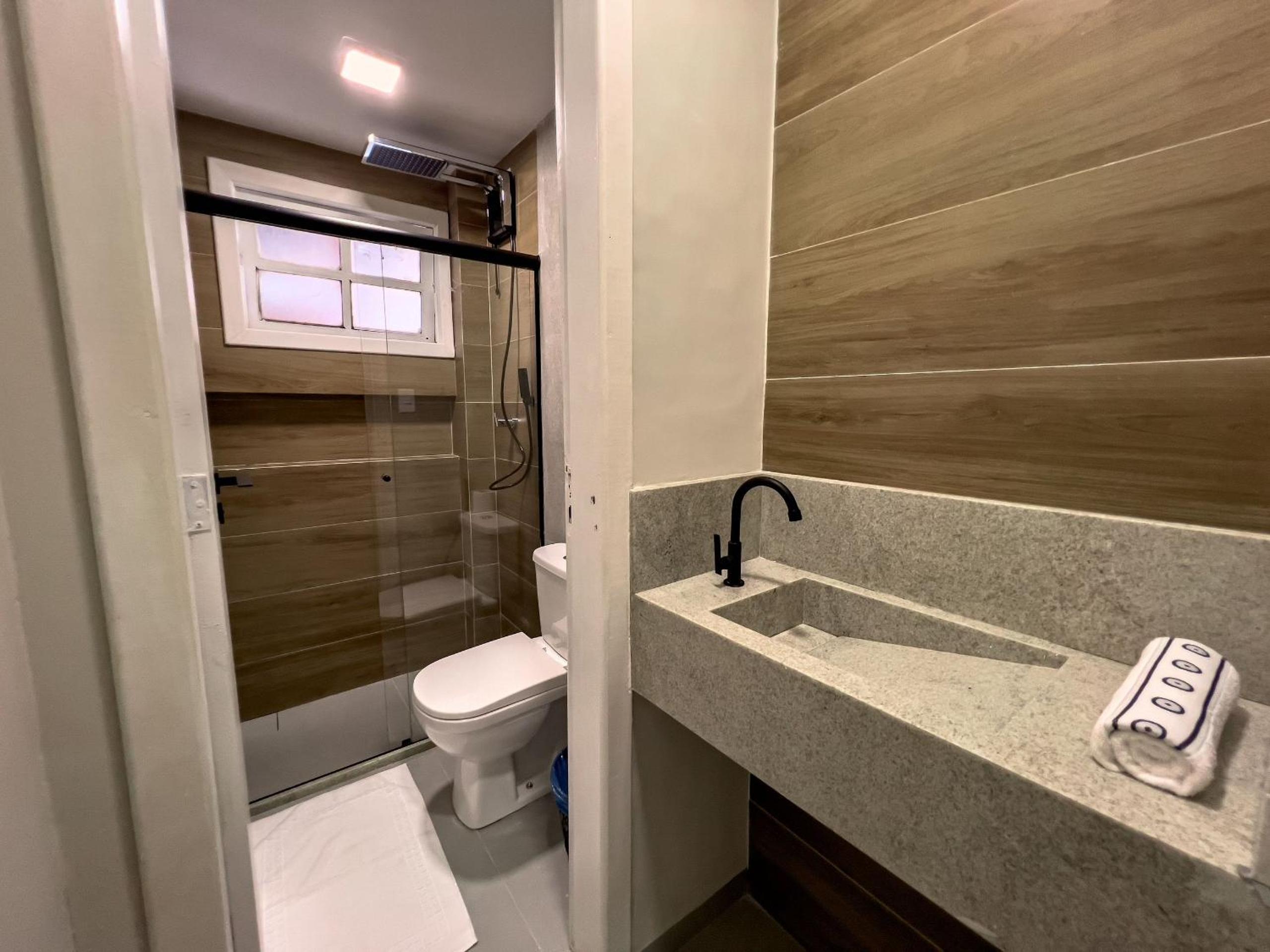 Casas com 2 ou 3 suítes (todas com ar split), com internet privativa 300MBPSno Residencial Nazareth, localizado a aproximadamente 80m da praia de Taperapuã