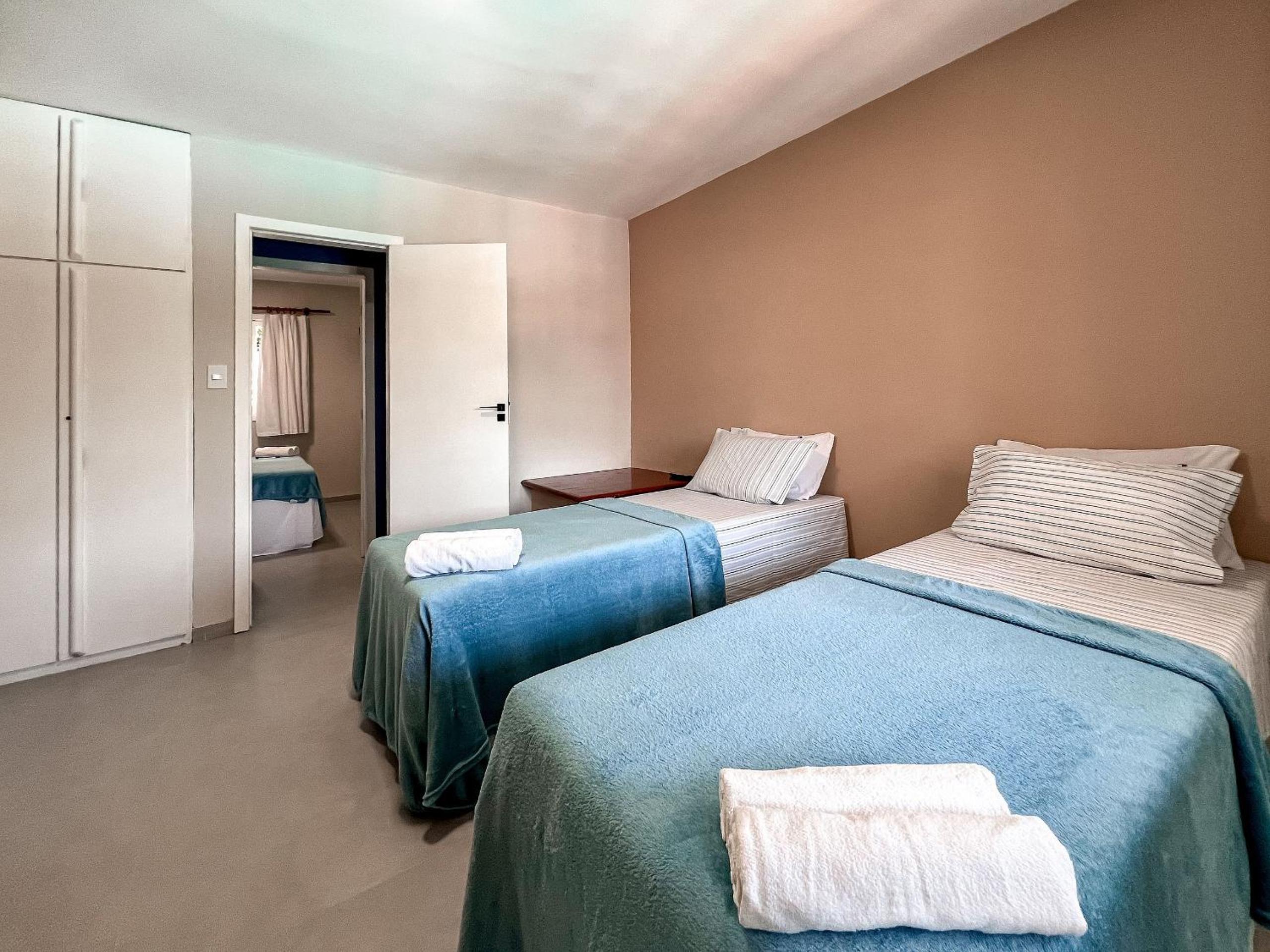 Casas com 2 ou 3 suítes (todas com ar split), com internet privativa 300MBPSno Residencial Nazareth, localizado a aproximadamente 80m da praia de Taperapuã