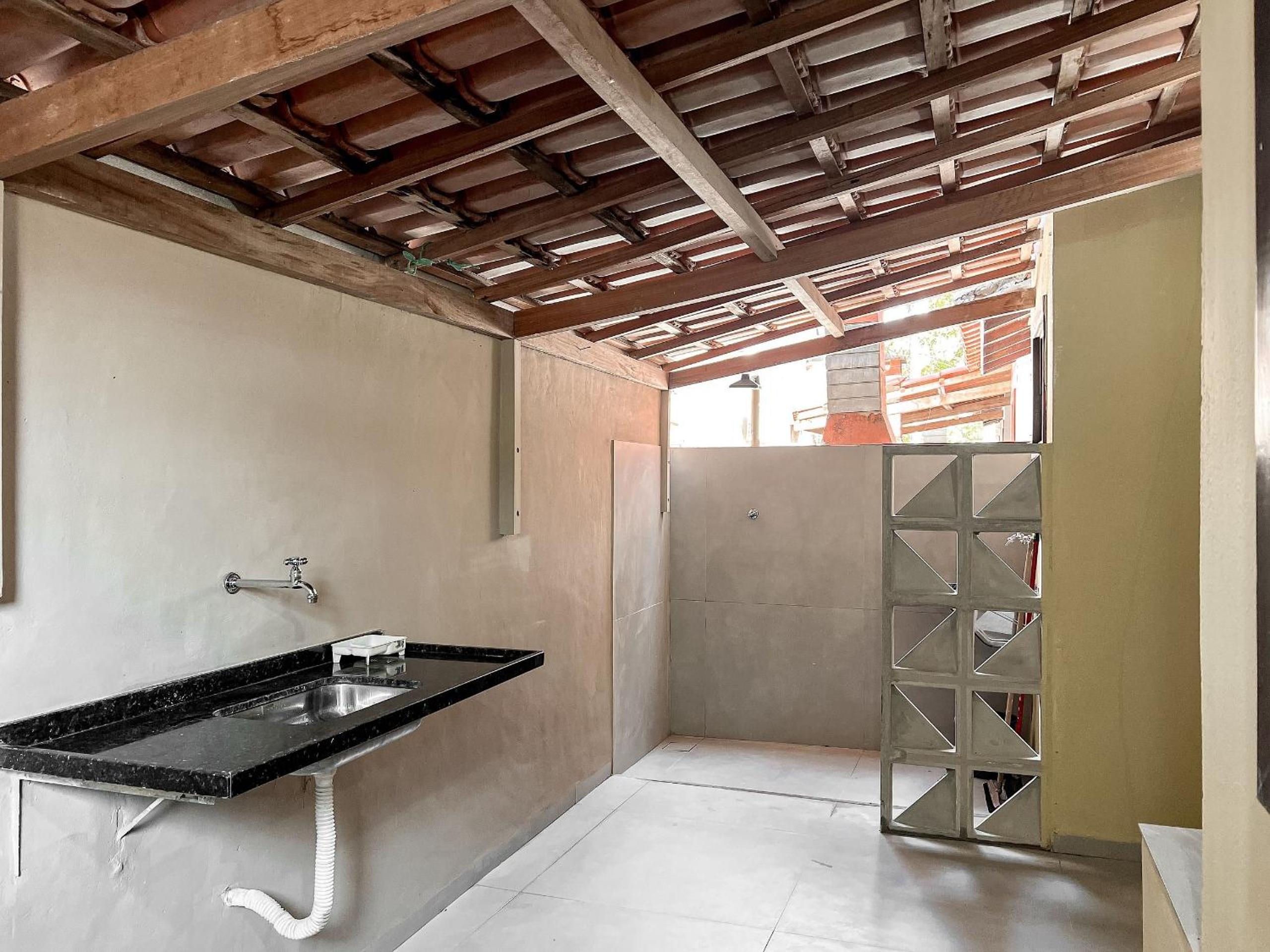 Casas com 2 ou 3 suítes (todas com ar split), com internet privativa 300MBPSno Residencial Nazareth, localizado a aproximadamente 80m da praia de Taperapuã