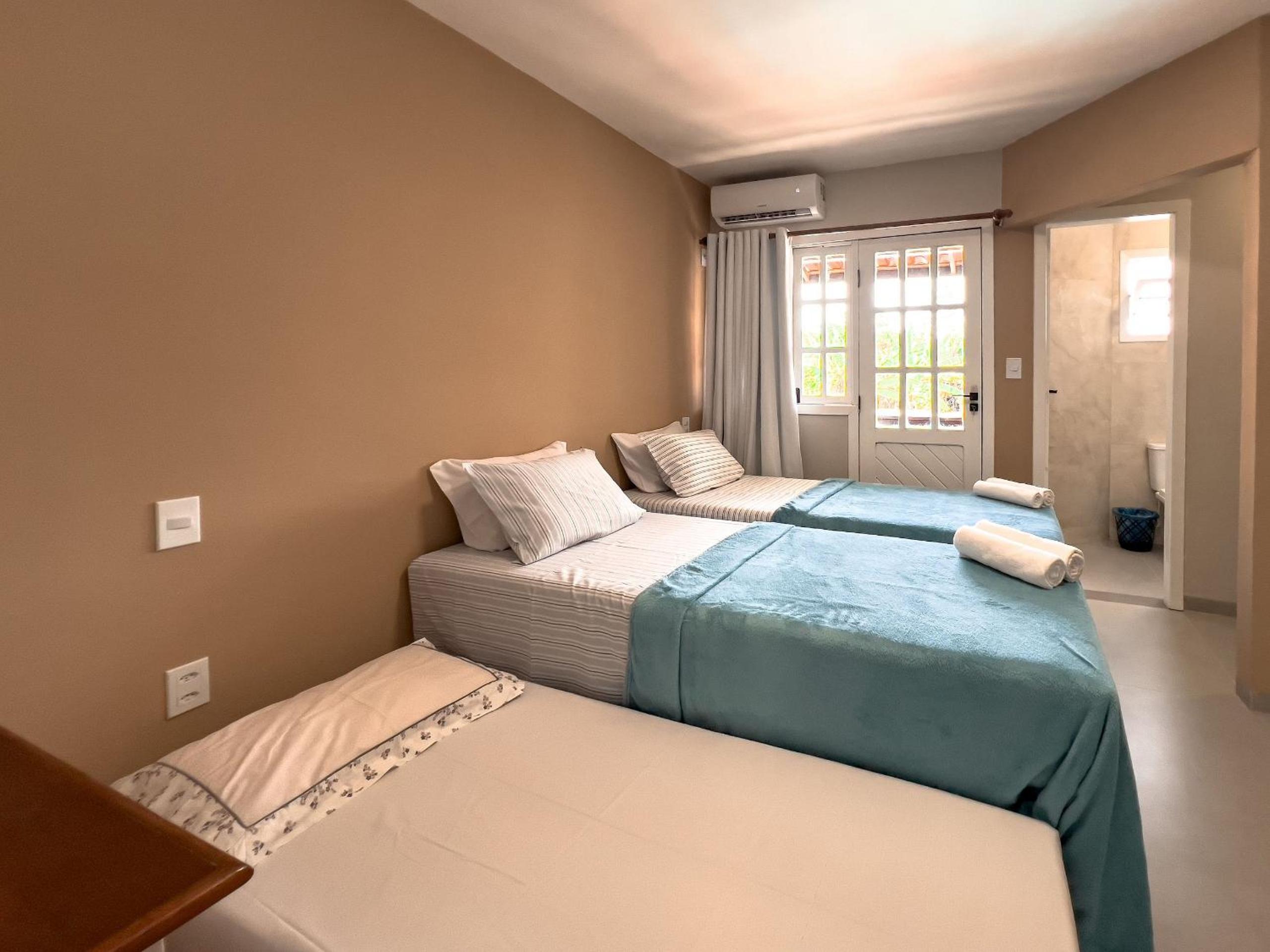 Casas com 2 ou 3 suítes (todas com ar split), com internet privativa 300MBPSno Residencial Nazareth, localizado a aproximadamente 80m da praia de Taperapuã