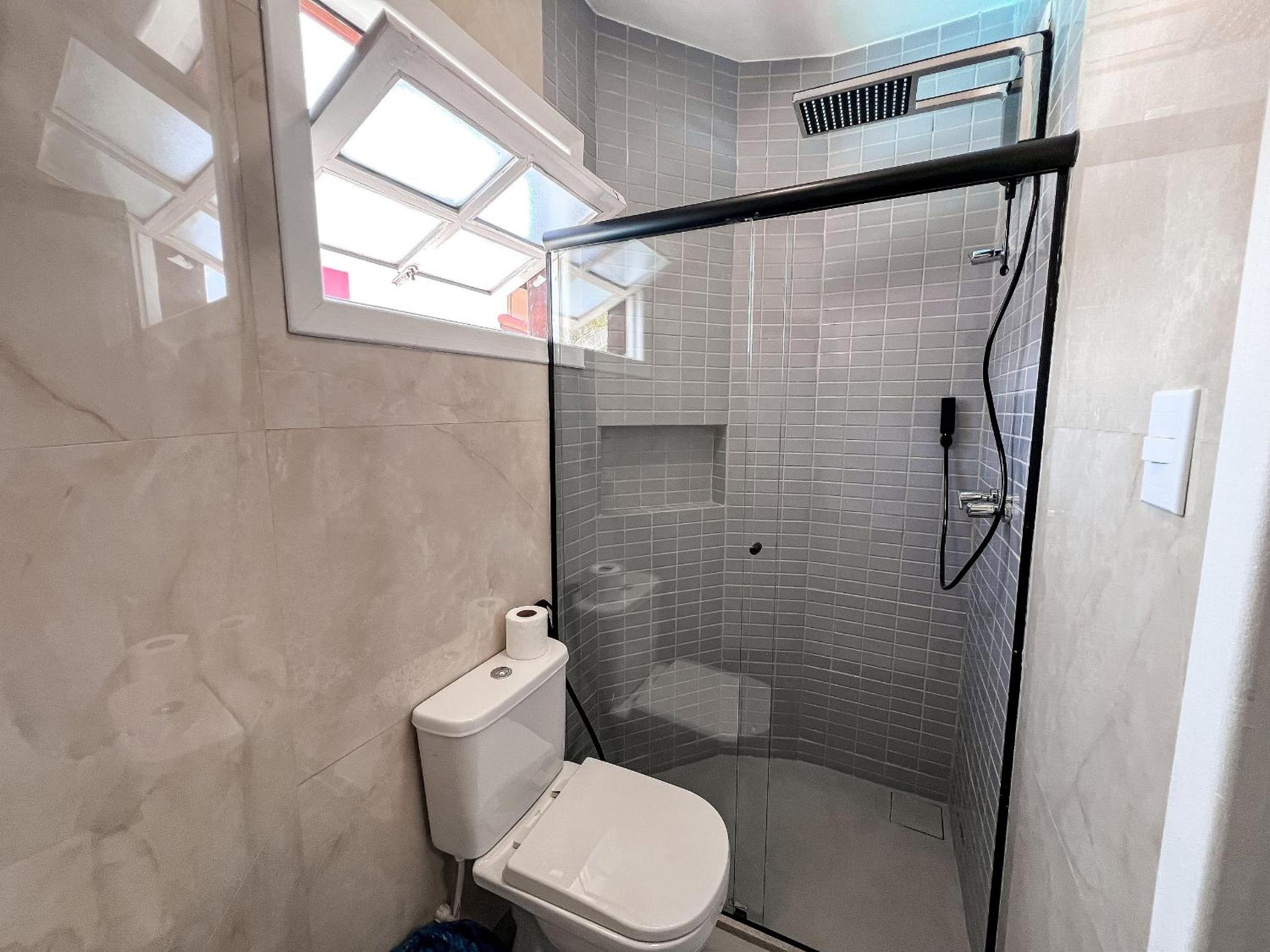 Casas com 2 ou 3 suítes (todas com ar split), com internet privativa 300MBPSno Residencial Nazareth, localizado a aproximadamente 80m da praia de Taperapuã