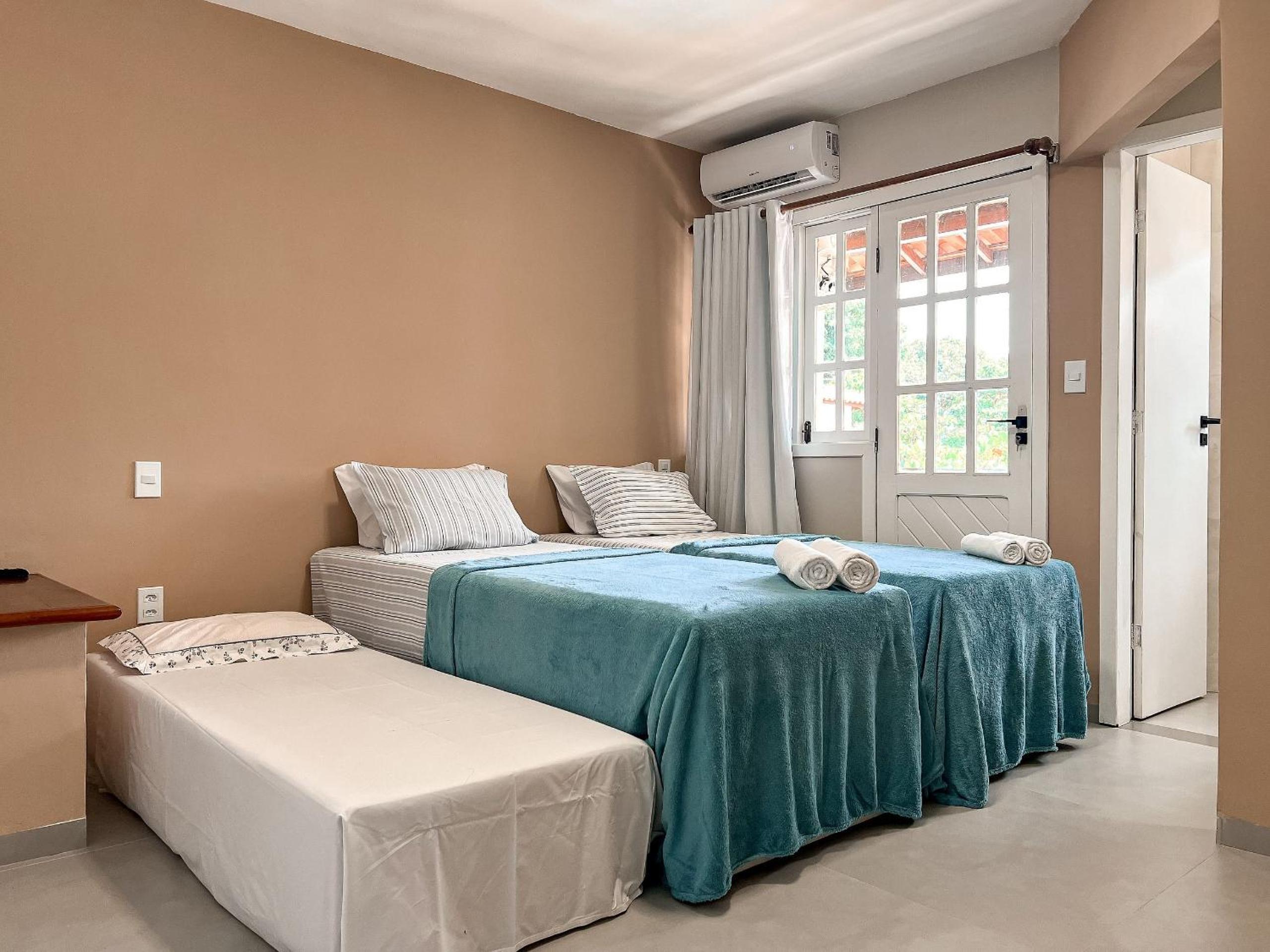 Casas com 2 ou 3 suítes (todas com ar split), com internet privativa 300MBPSno Residencial Nazareth, localizado a aproximadamente 80m da praia de Taperapuã