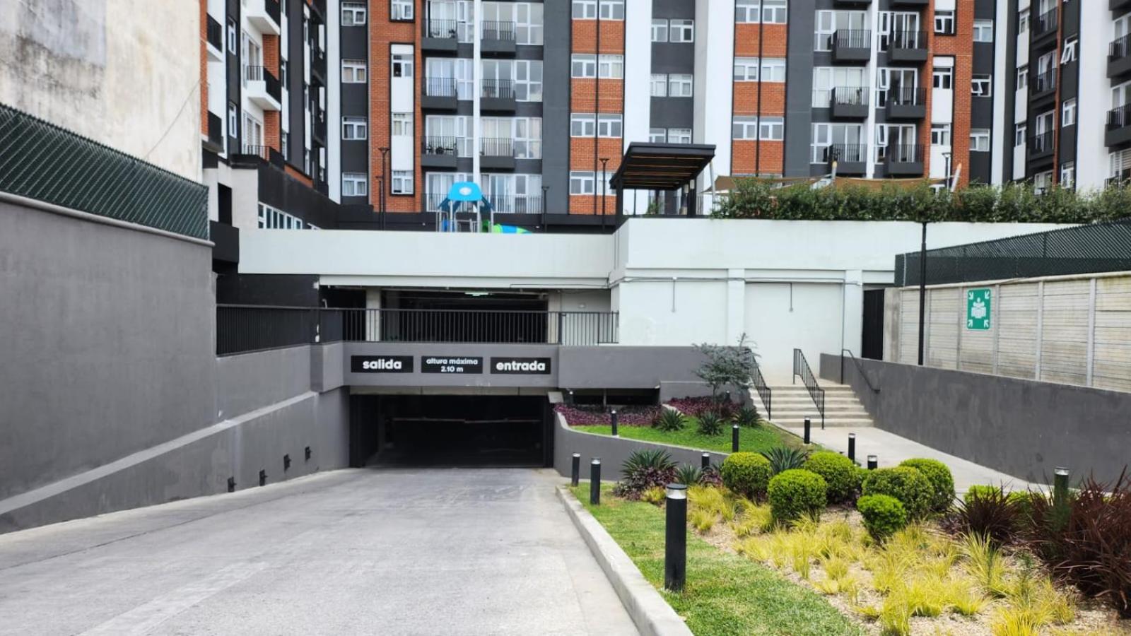 Luxury 3 Bedroom Apartments - King Bed - Pool - Gym & Free Parking view 2
