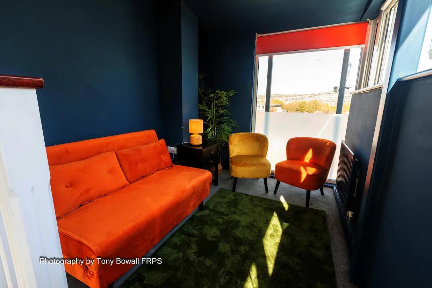 CONTRACTOR FRIENDLY stylish house, sleeps 16 view 2