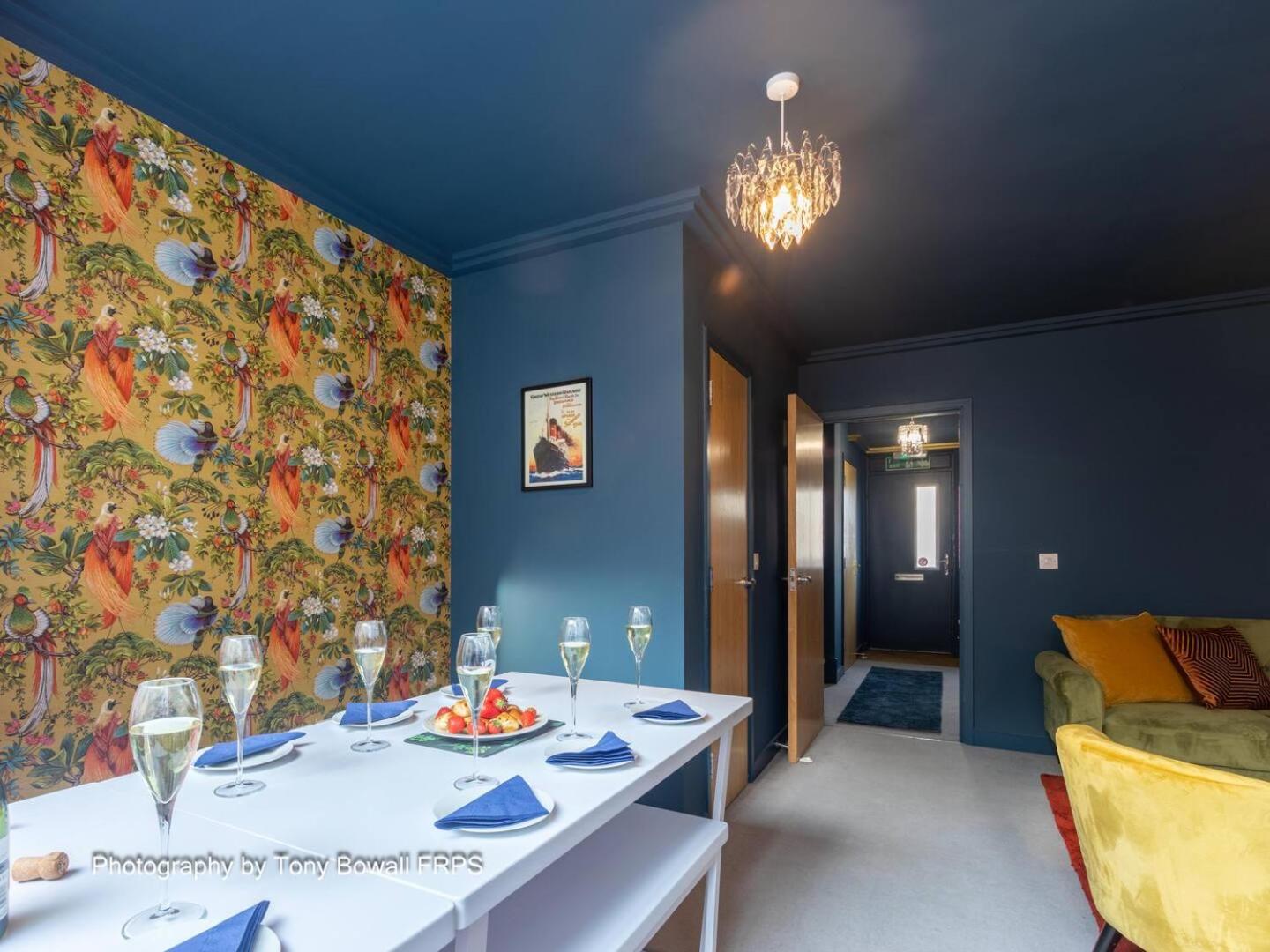 CONTRACTOR FRIENDLY stylish house, sleeps 16 view 3