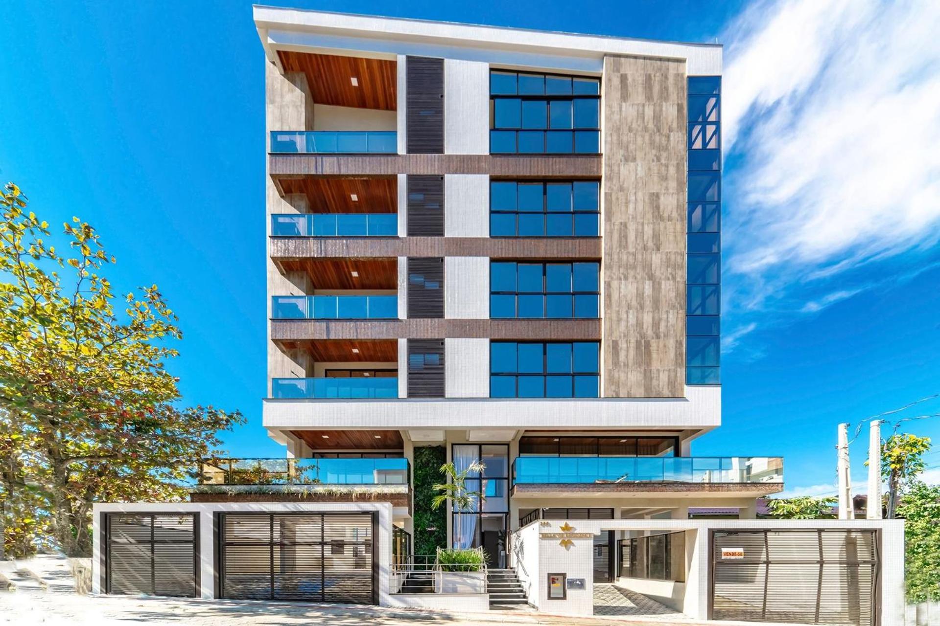 303VIE - Luxuoso apartamento 2 suítes, 2 vagas de garagem para até 05 pessoas em Bombinhas