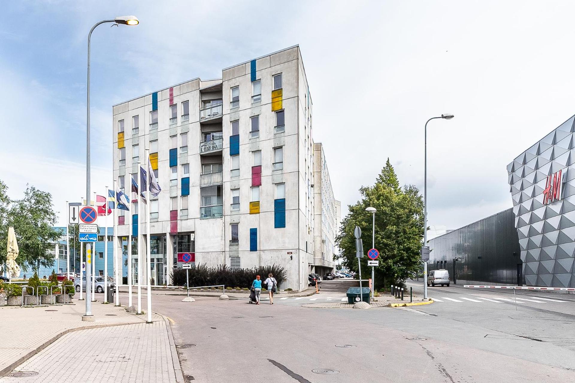 Top floor near ferry terminal - free parking view 4