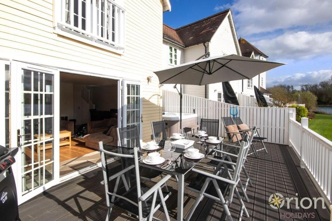 Windrush Lake 82, Puffin Lodge - P view 4