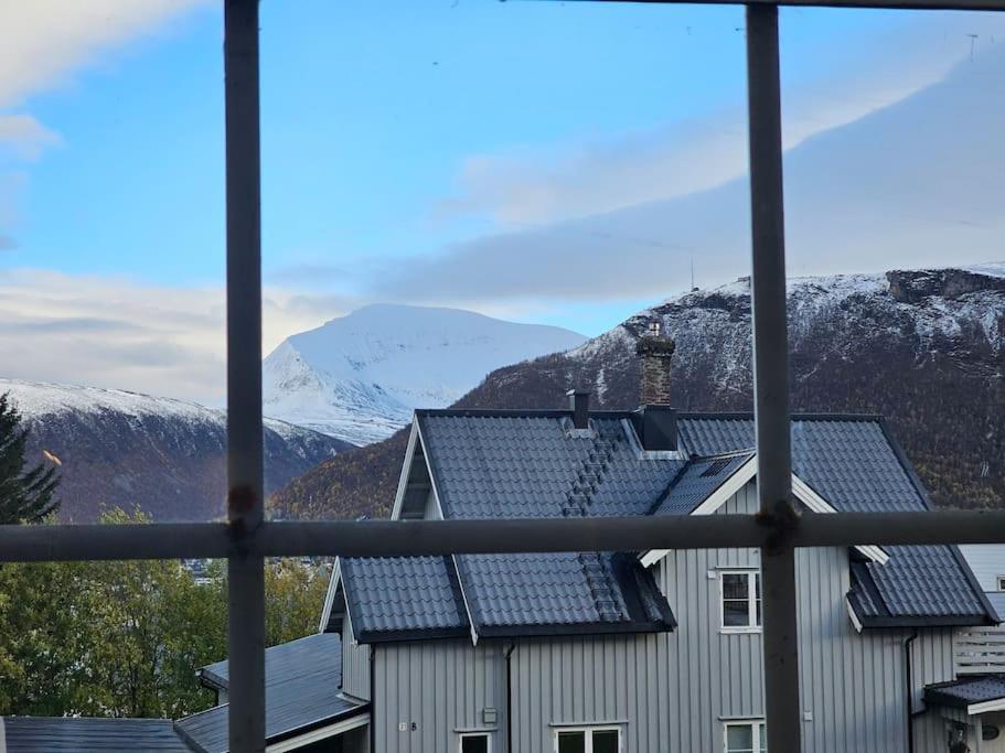 Stylish City Apartment With Mountain View view 3