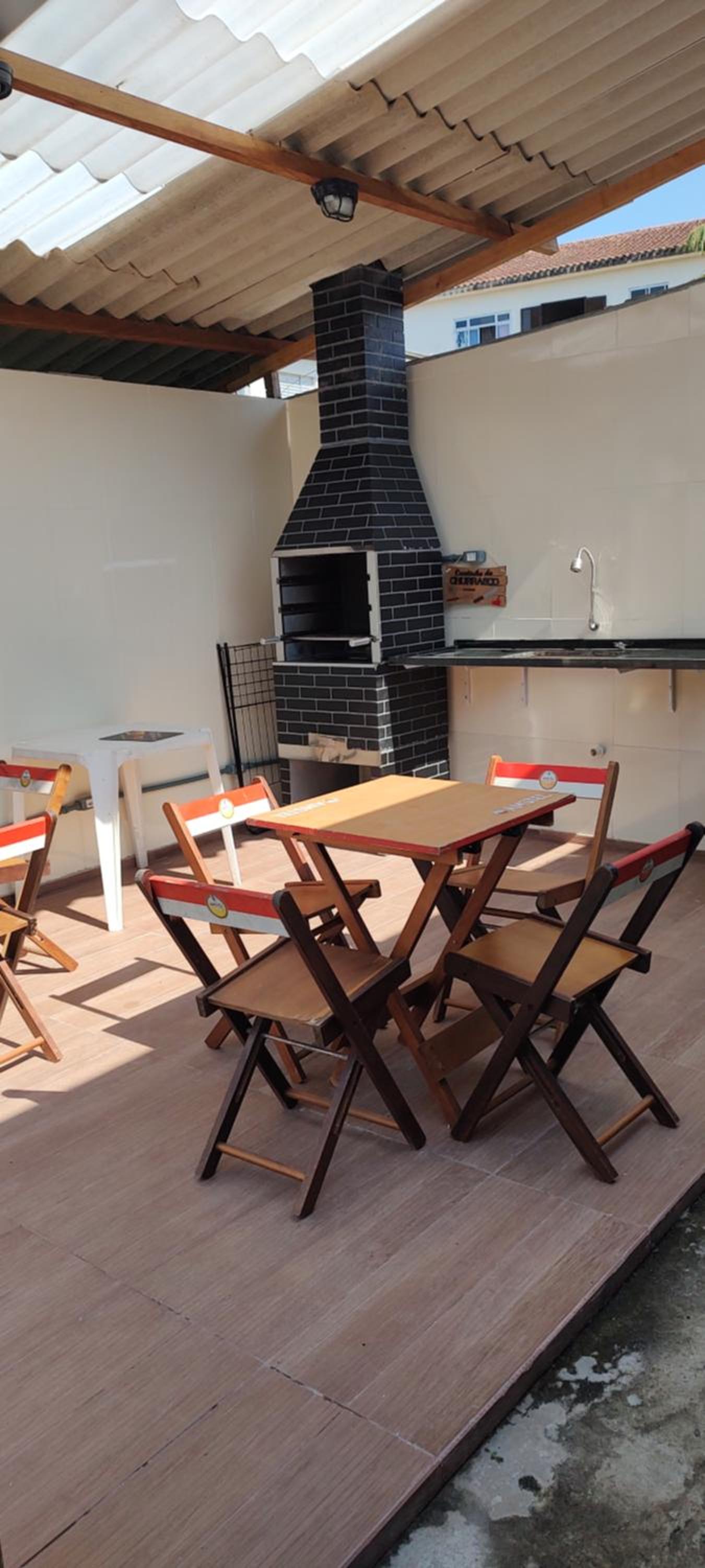 Casa aconchegante, Ubatuba, 40 metros da praia, frente ao mar, garagem fechada, quintal grande, área de lazer, churrasqueira, ar condicionado, wifi, tv a c