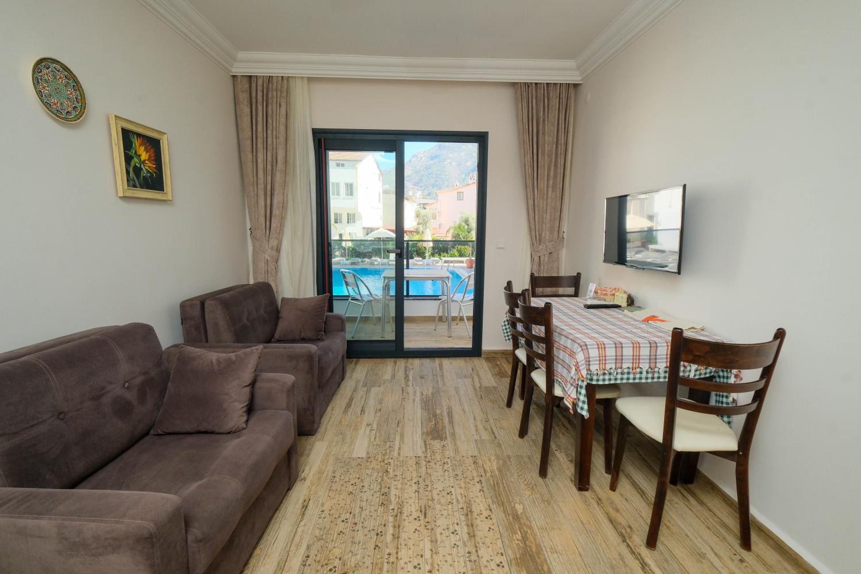 Diplomat Suites