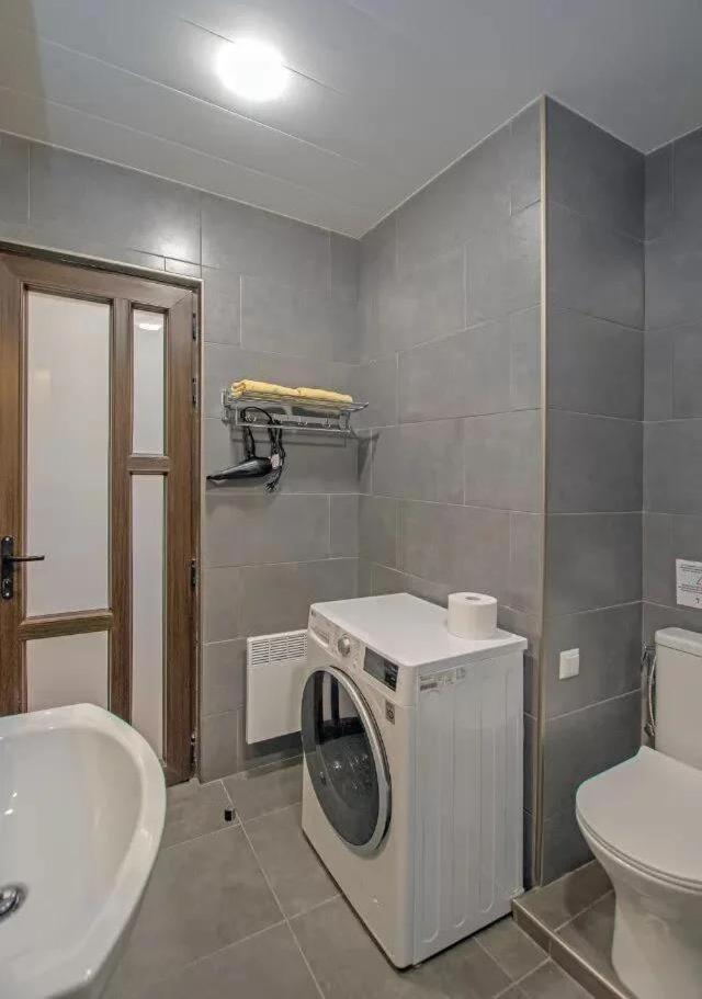 Fancy Modern 1 bedroom , New Building, Middle of City Center , Buzand Street