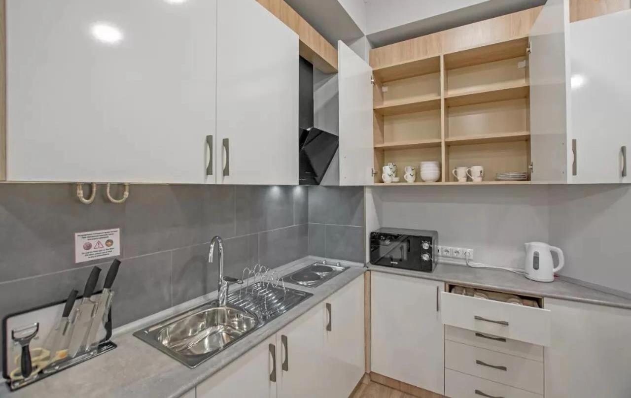 Fancy Modern 1 bedroom , New Building, Middle of City Center , Buzand Street