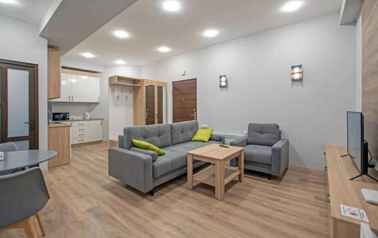 Fancy Modern 1 bedroom , New Building, Middle of City Center , Buzand Street