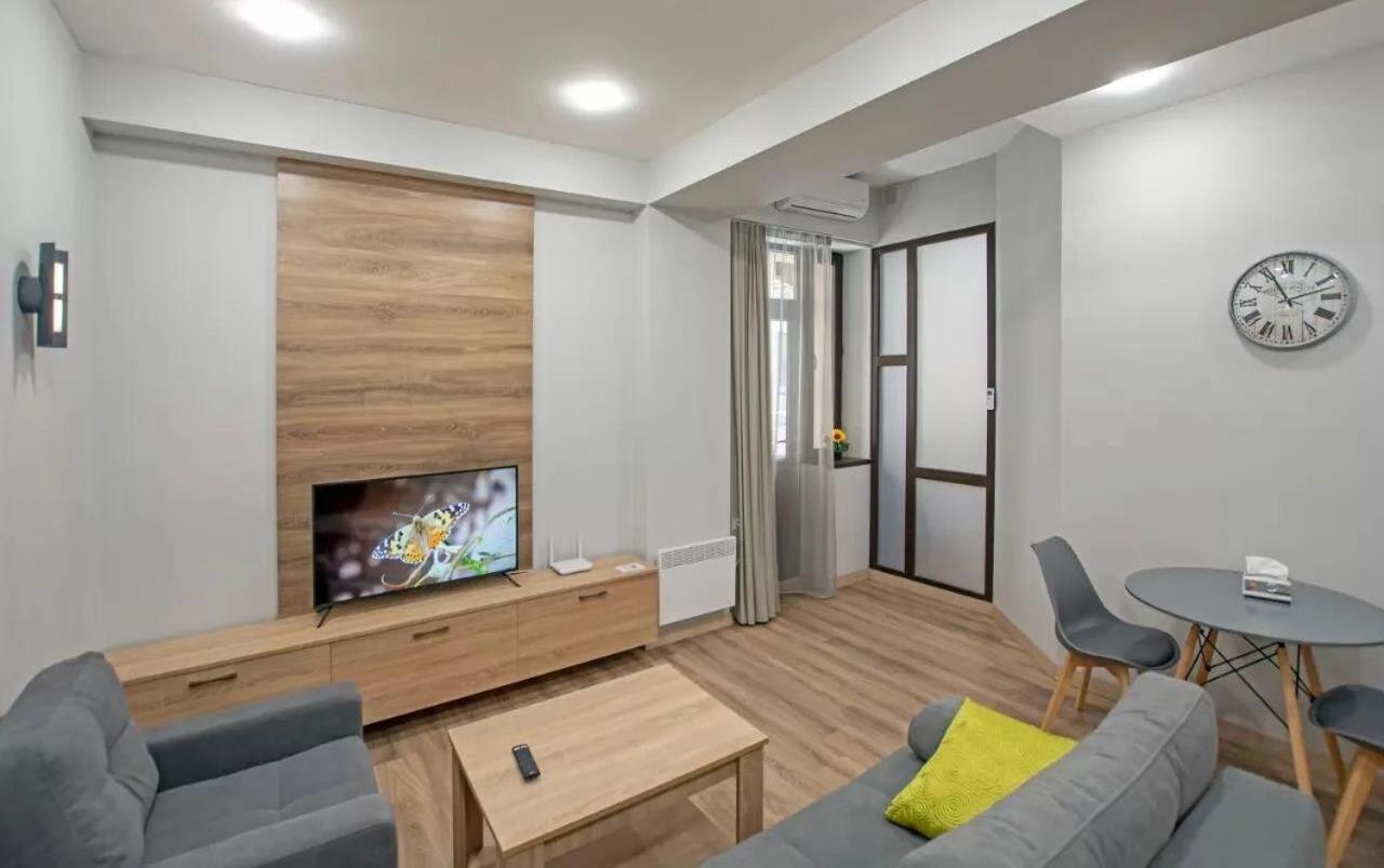 Fancy Modern 1 bedroom , New Building, Middle of City Center , Buzand Street